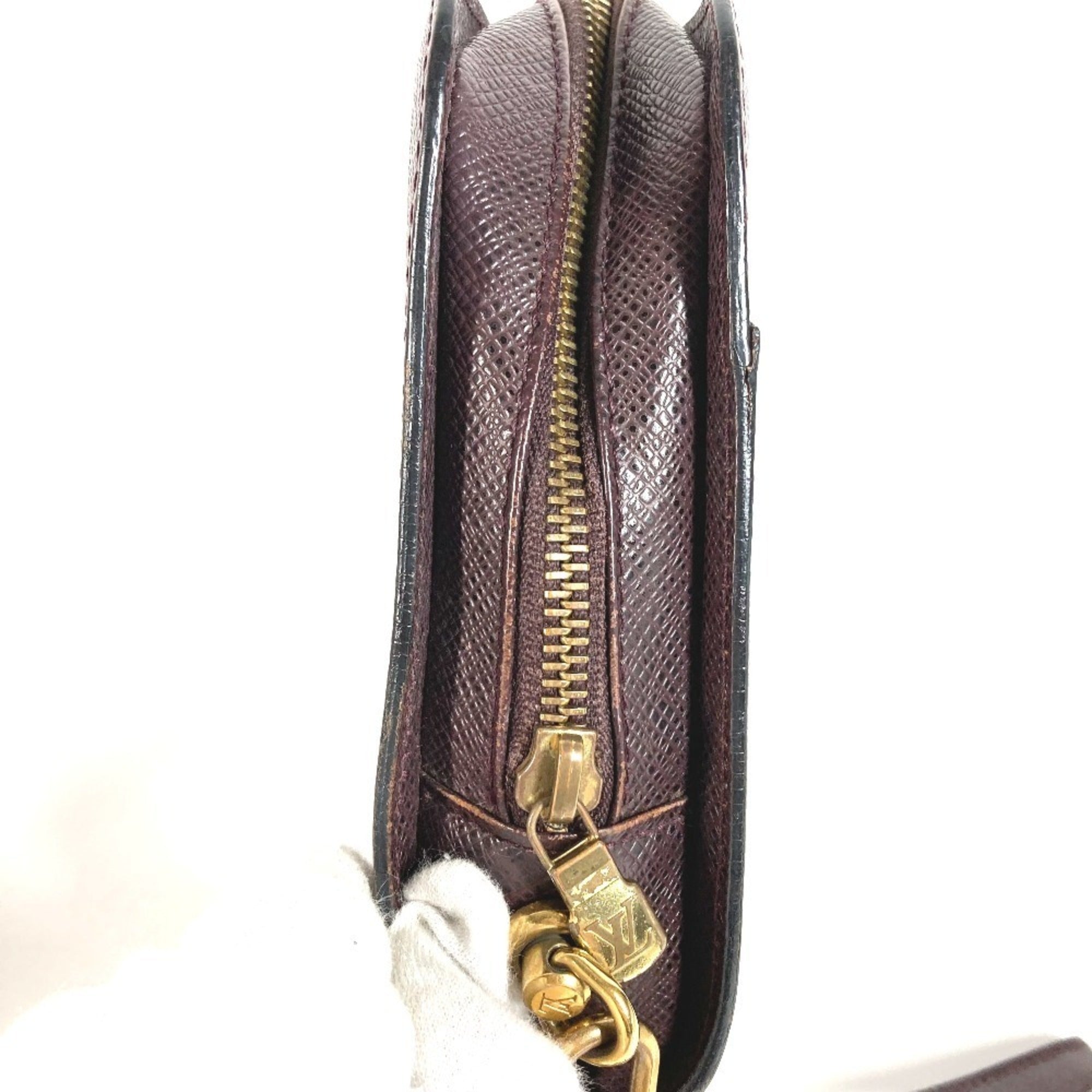 Louis Vuitton Acajou Purple Taiga Leather Leather Clutch Bag (Pre-Owned)