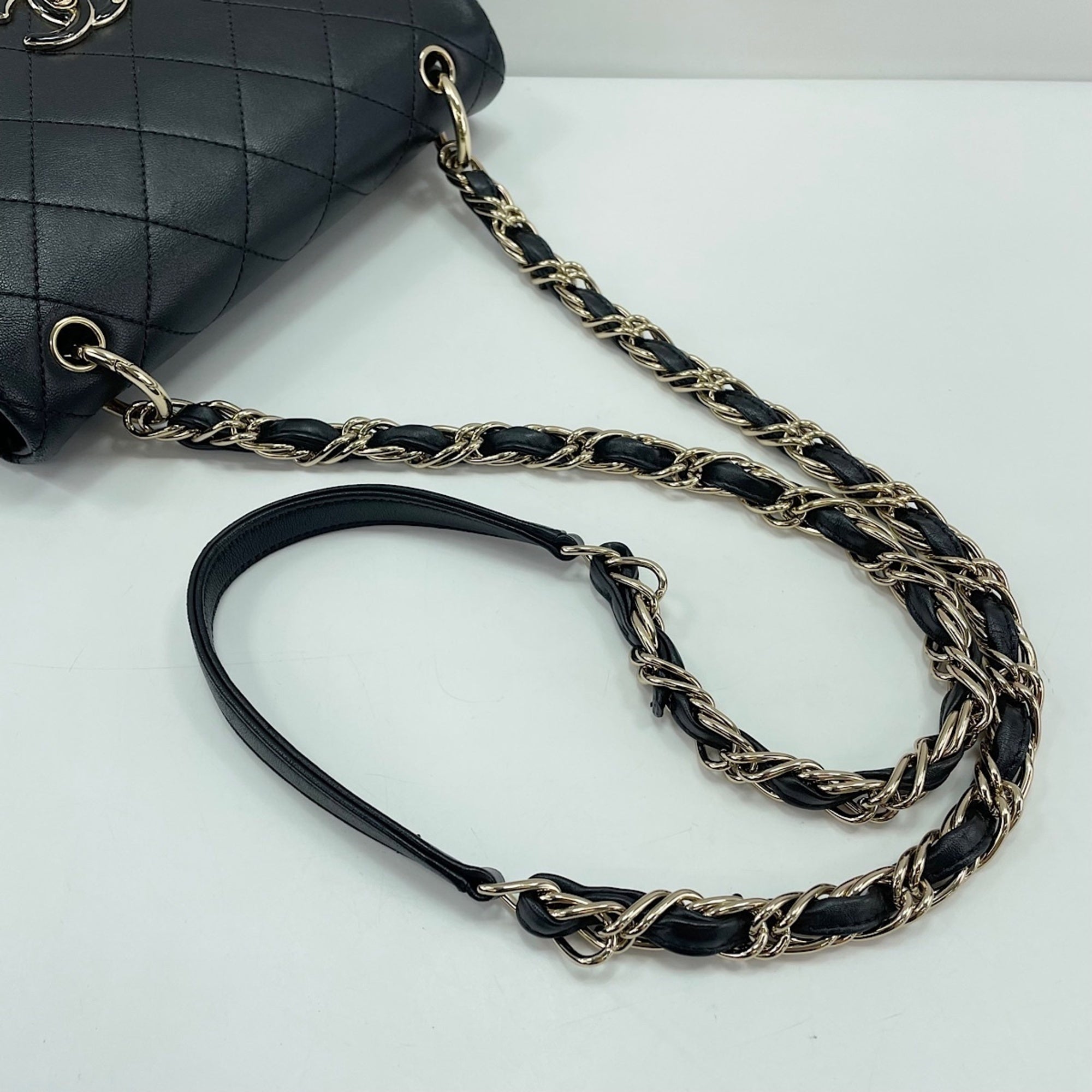 Chanel Black Shoulder Bag (Pre-Owned)