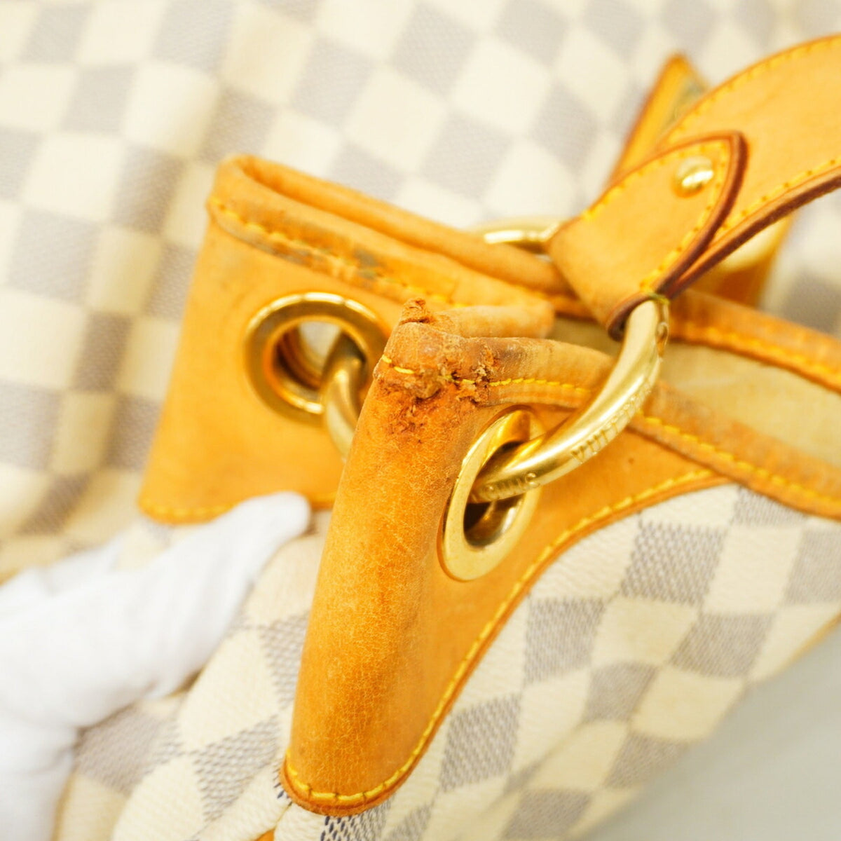 Louis Vuitton White Shoulder Bag (Pre-Owned)