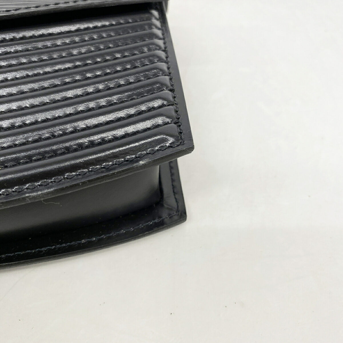 Louis Vuitton Noir Shoulder Bag (Pre-Owned)