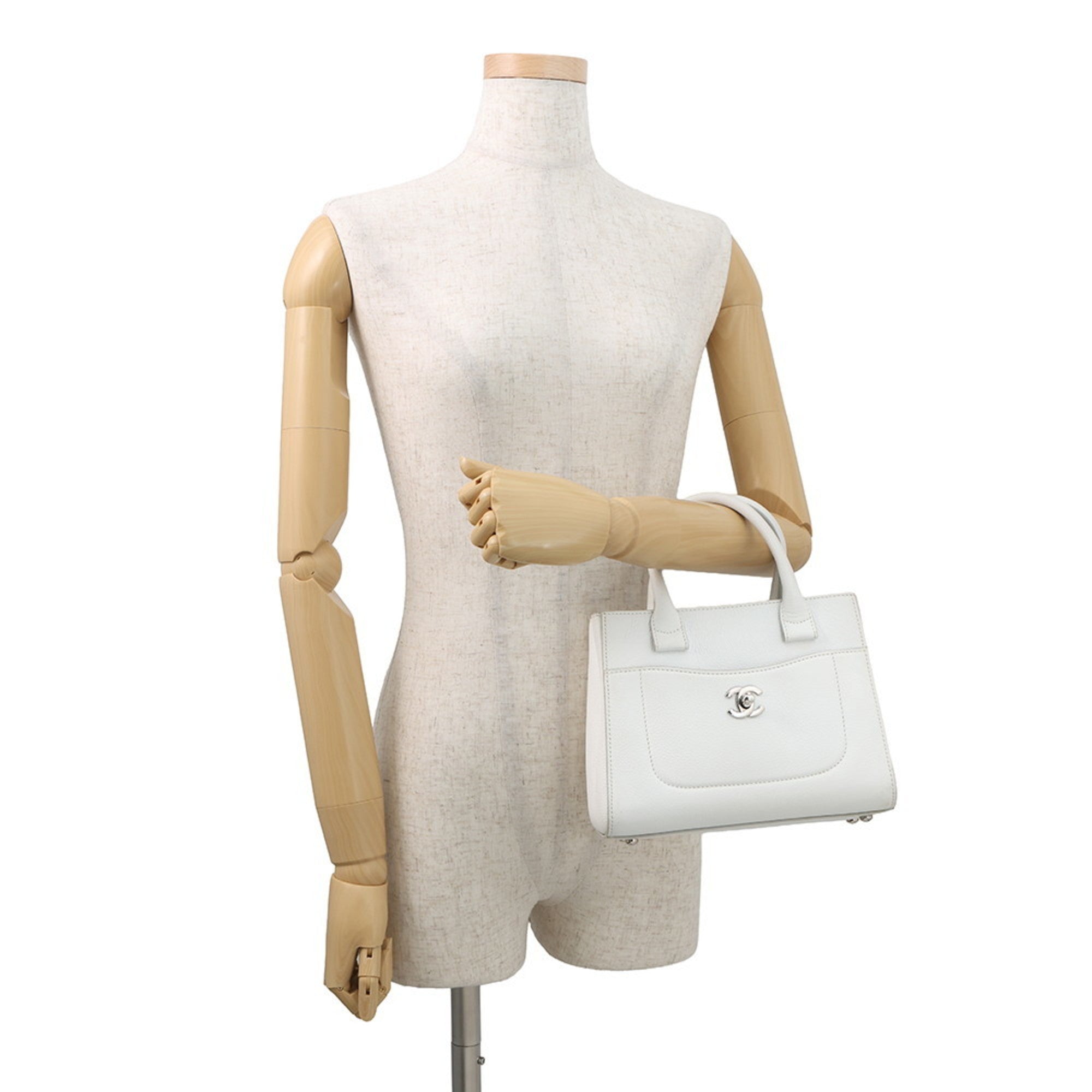 Chanel White Leather Handbag Shoulder Bag (Pre-Owned)