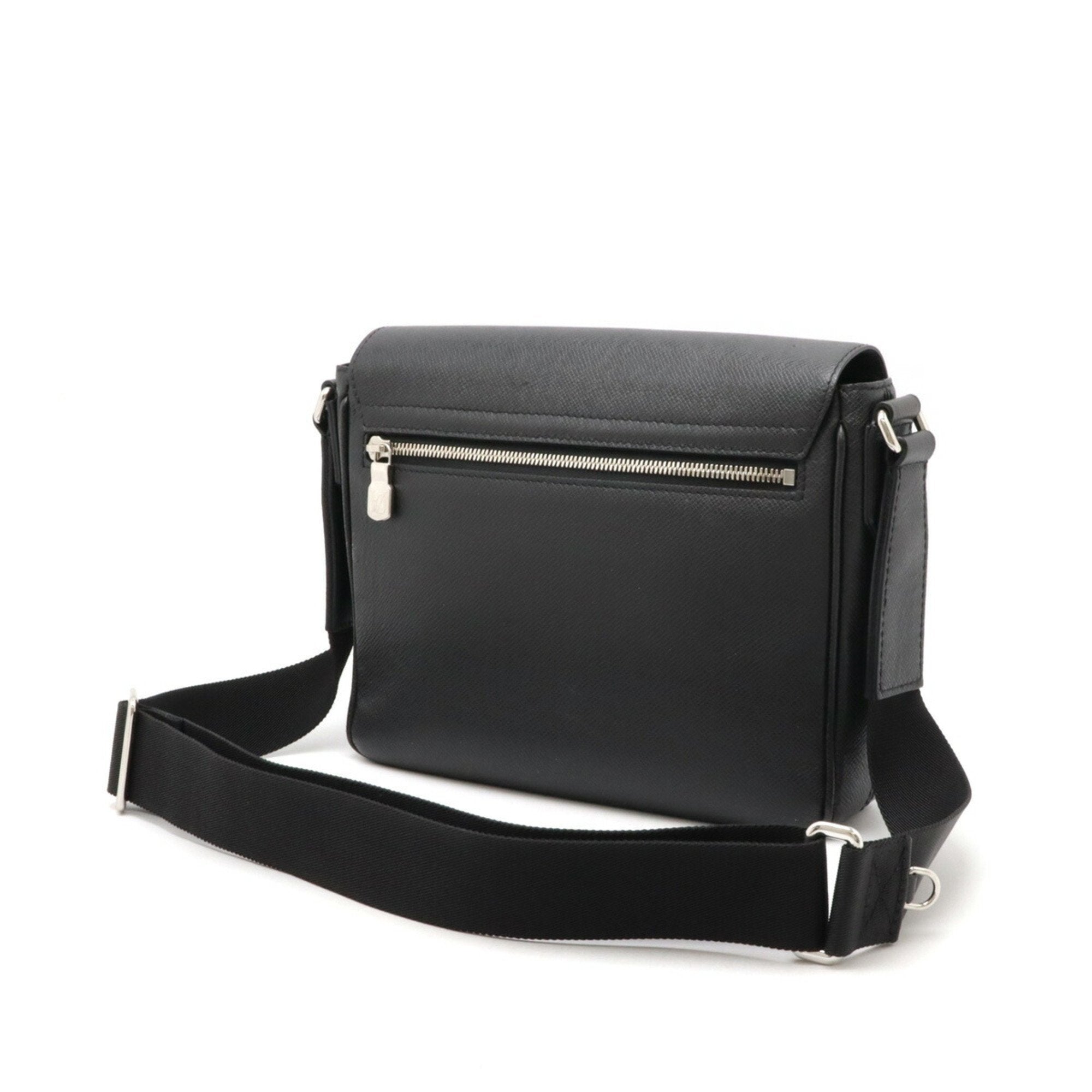 Louis Vuitton Noir Taiga Leather Shoulder Bag (Pre-Owned)