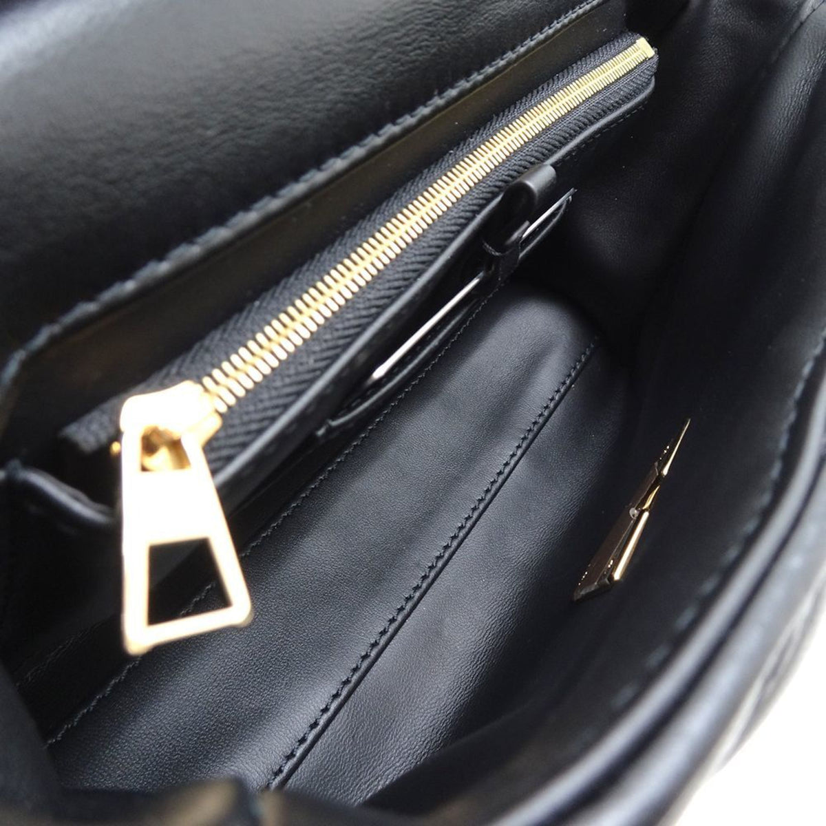 Louis Vuitton Noir Leather Shoulder Bag (Pre-Owned)