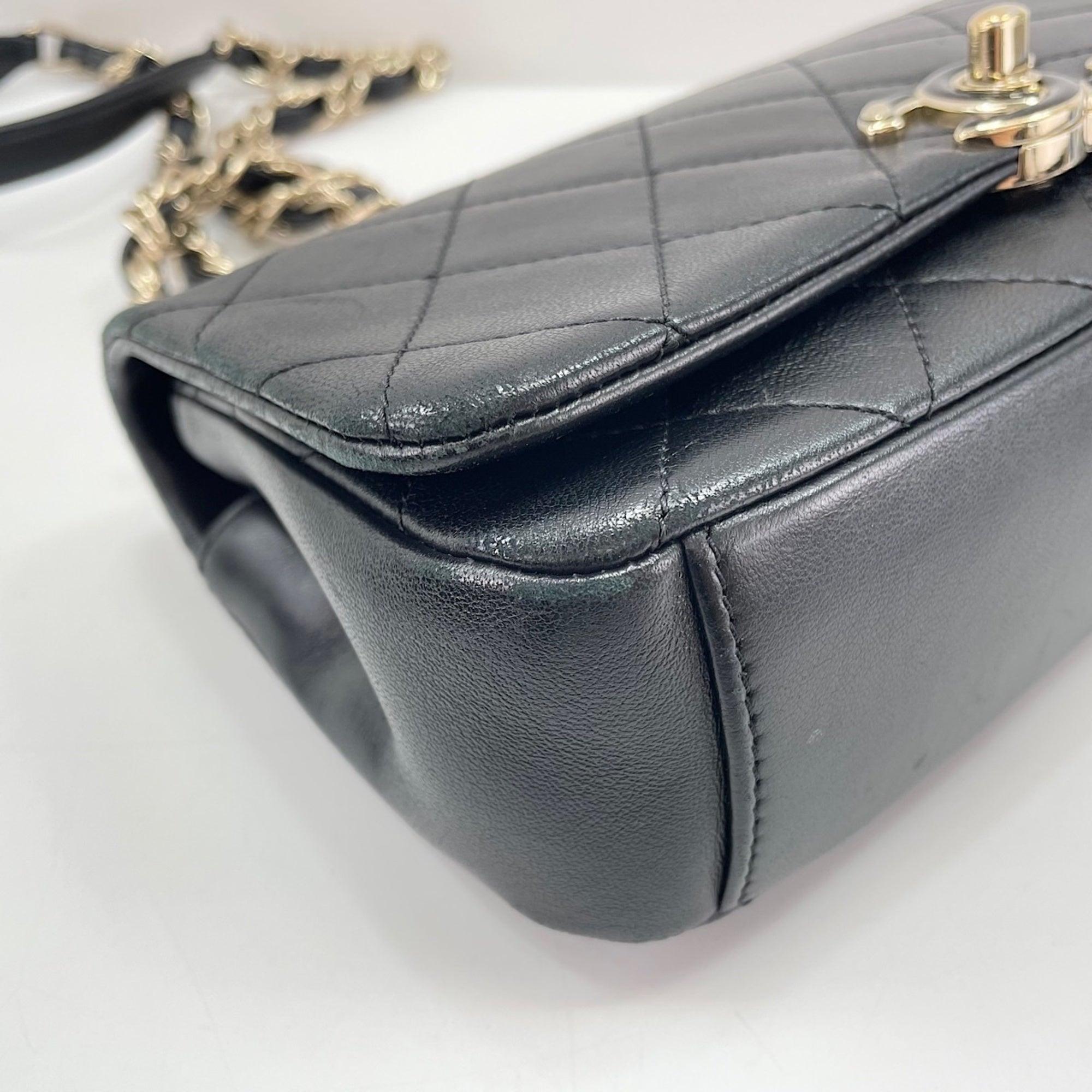 Chanel Black Shoulder Bag (Pre-Owned)