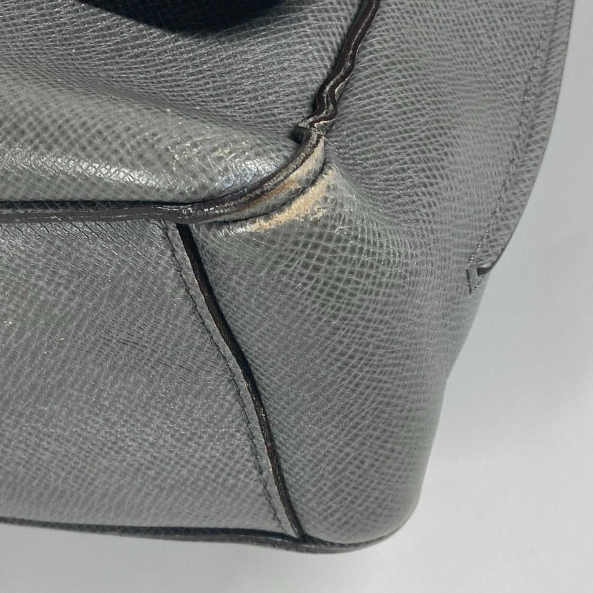 Louis Vuitton Gray Taiga Leather Messenger Bag Shoulder Bag (Pre-Owned)