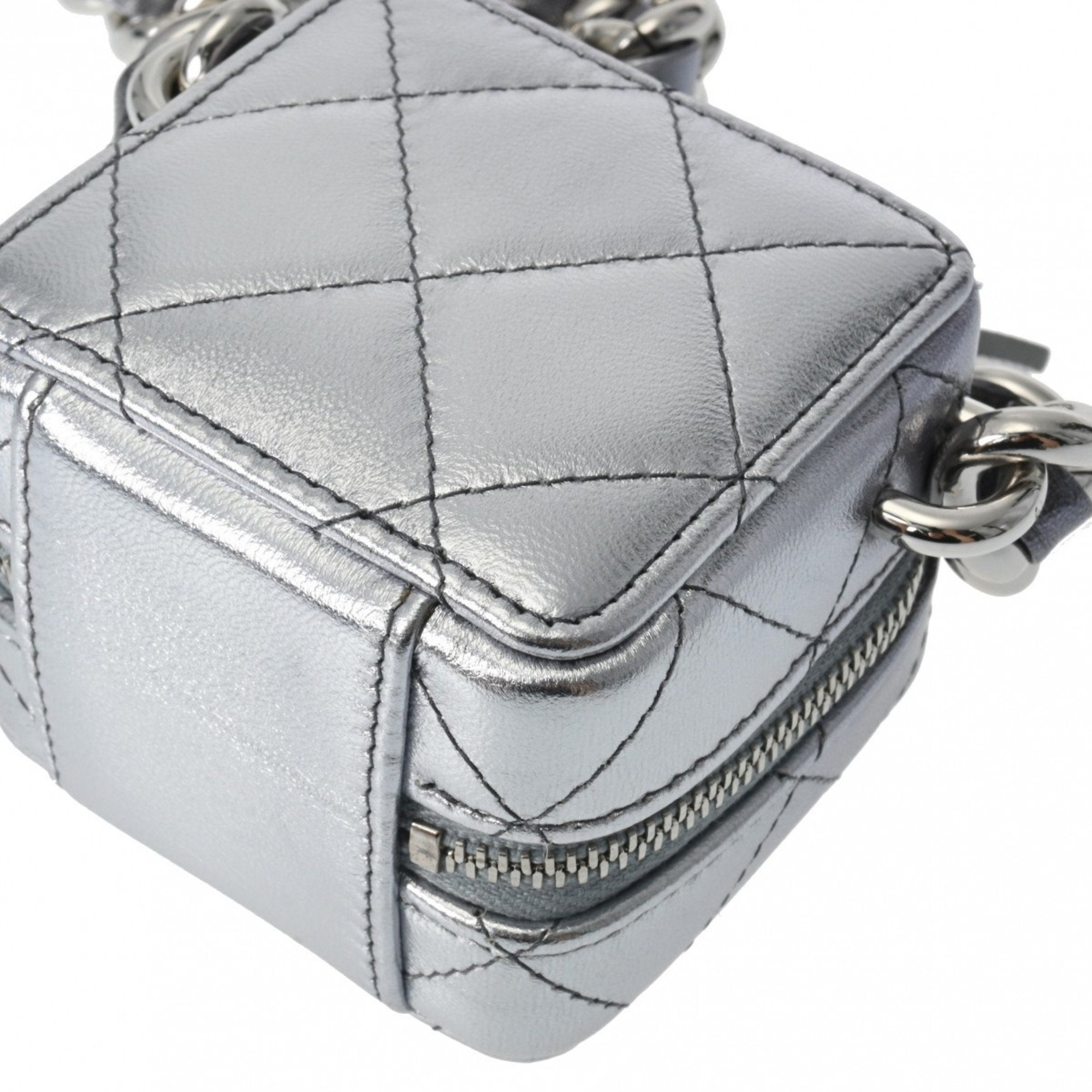 Chanel Silver Leather Shoulder Bag (Pre-Owned)
