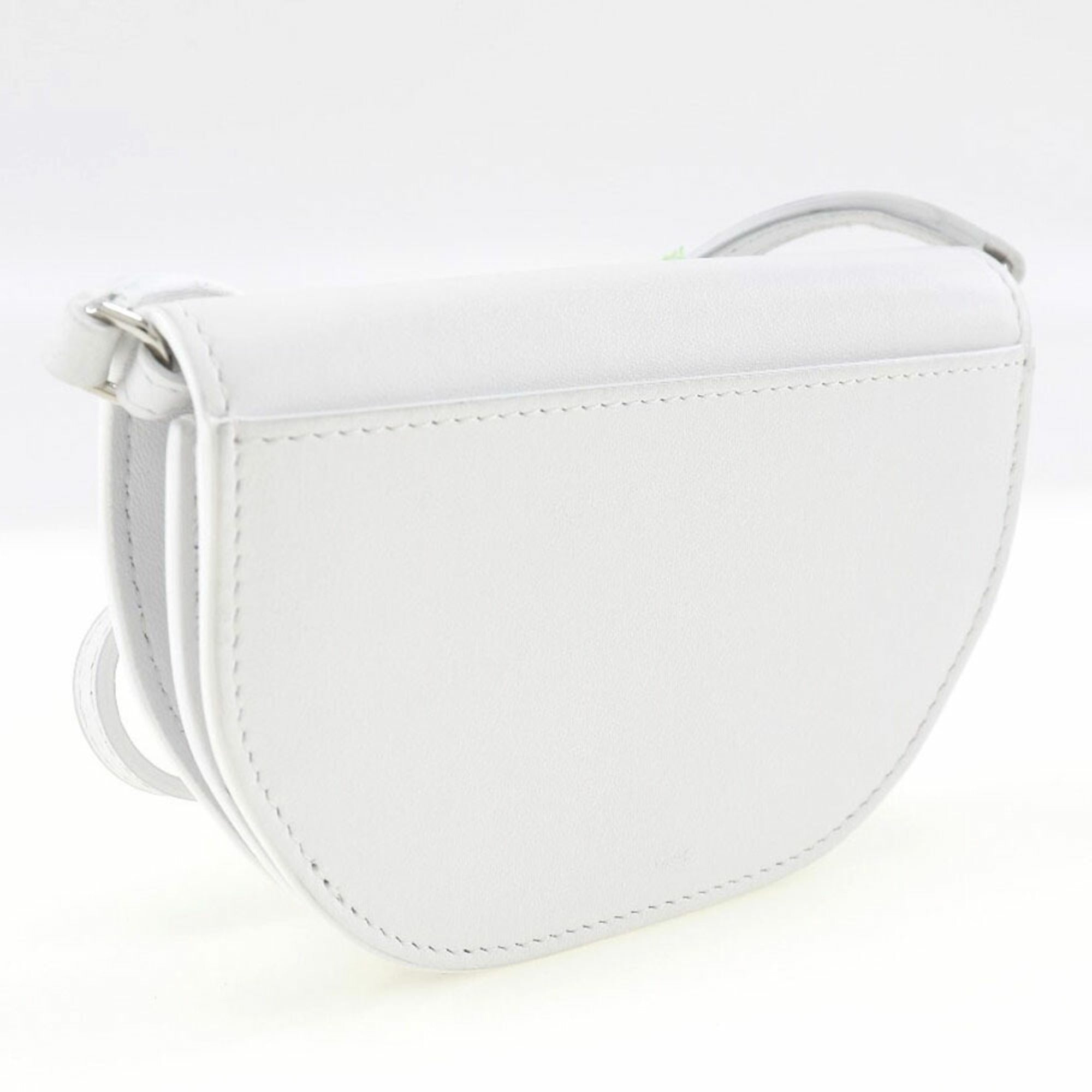Burberry White Leather Shoulder Bag (Pre-Owned)