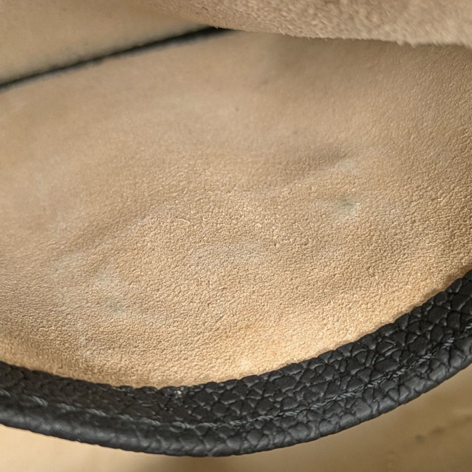 Longchamp Black Leather Shoulder Bag (Pre-Owned)