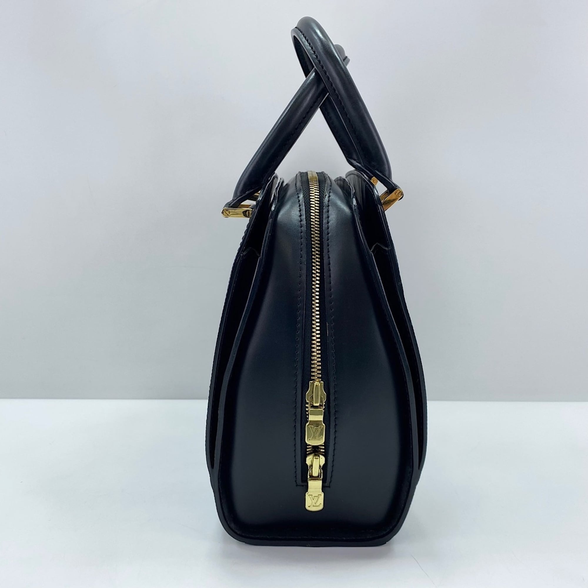 Louis Vuitton Black Handbag (Pre-Owned)