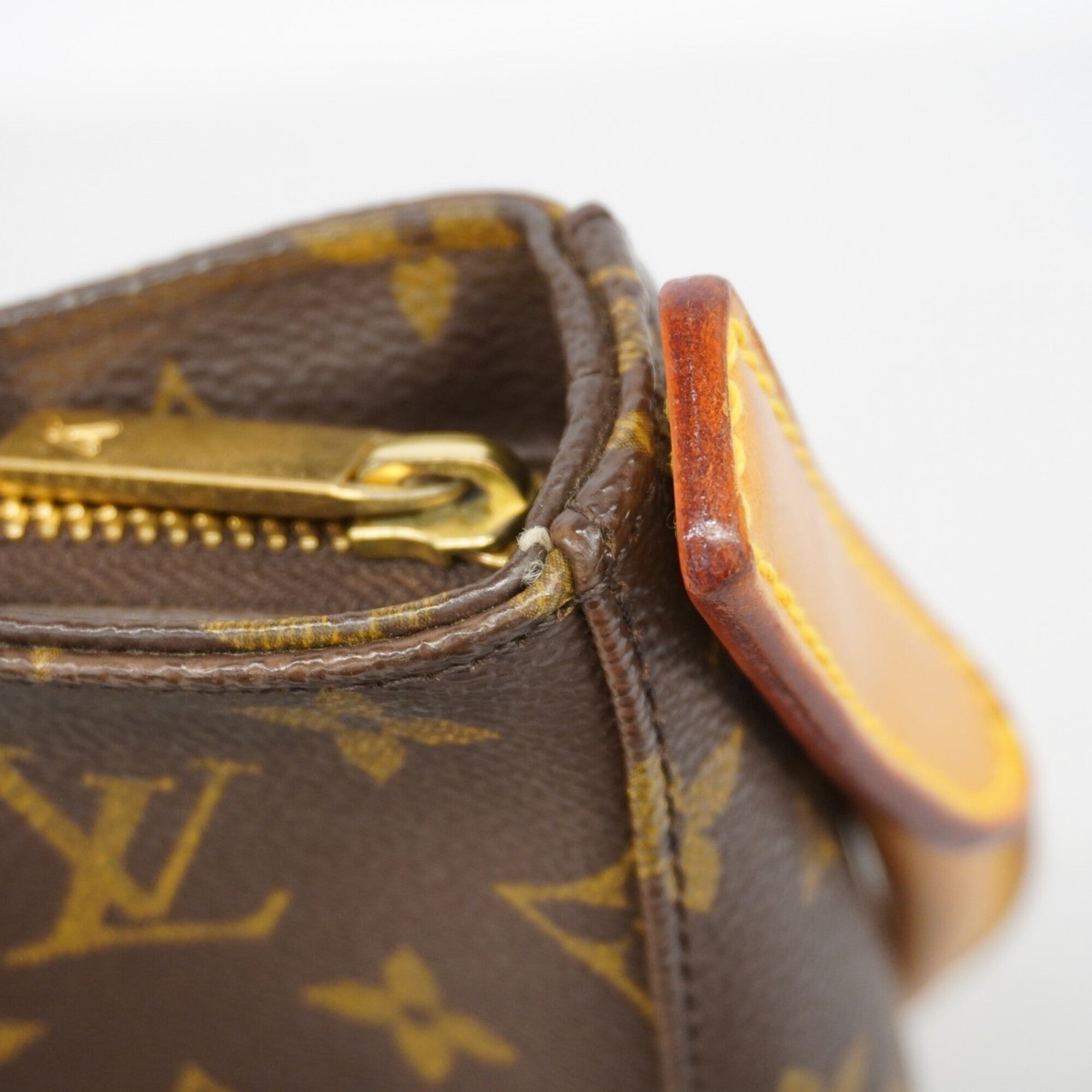 Louis Vuitton Brown Shoulder Bag (Pre-Owned)