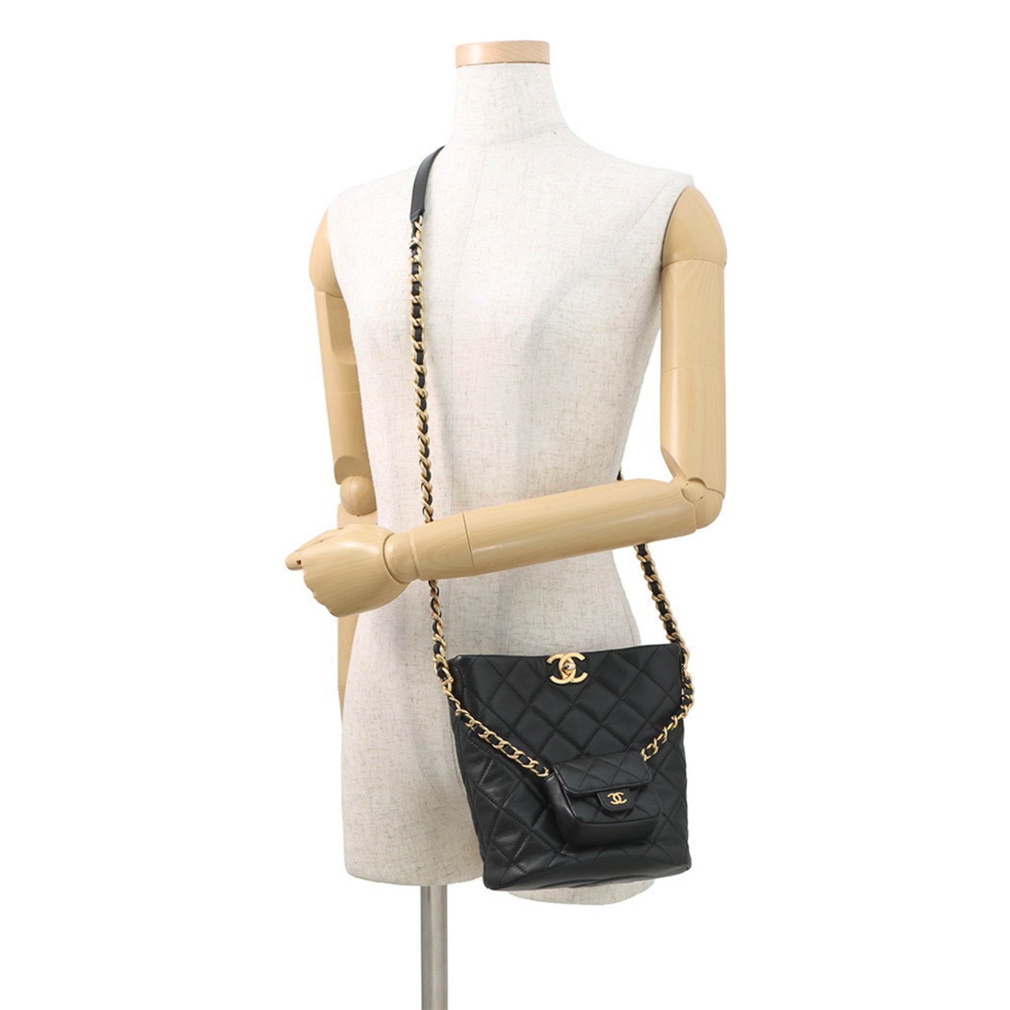 Chanel Black Leather Shoulder Bag (Pre-Owned)