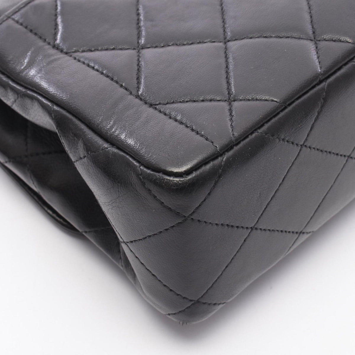 Chanel Matelasse Black Leather Handbag (Pre-Owned)