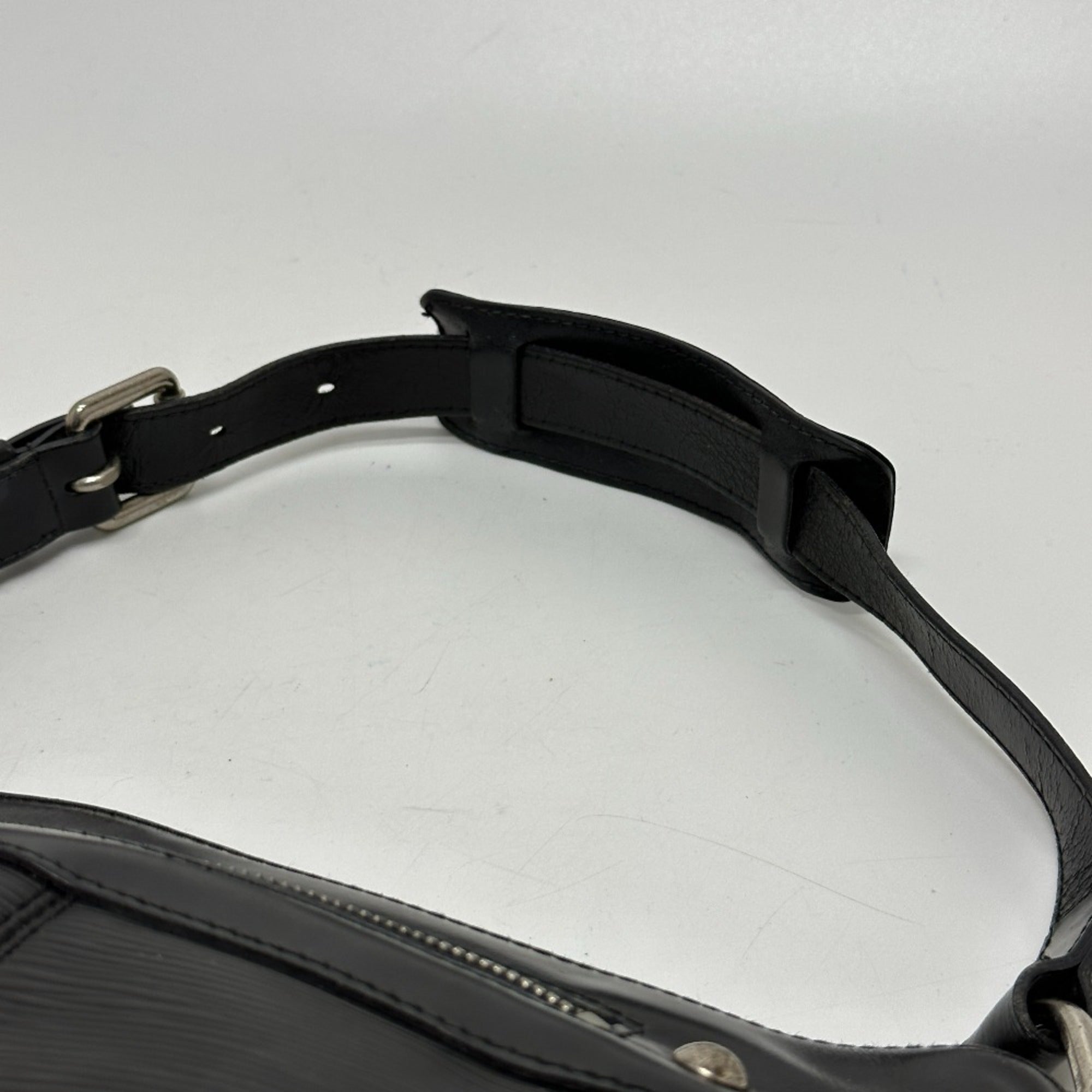 Louis Vuitton Black Leather Handbag (Pre-Owned)