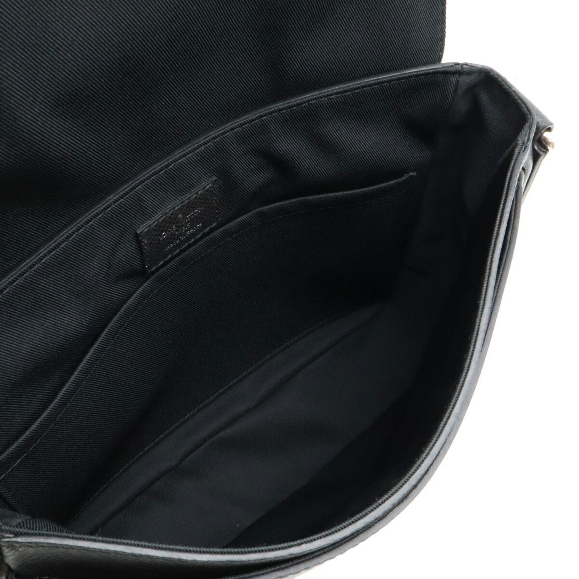 Louis Vuitton Black Noir Taiga Leather Shoulder Bag (Pre-Owned)