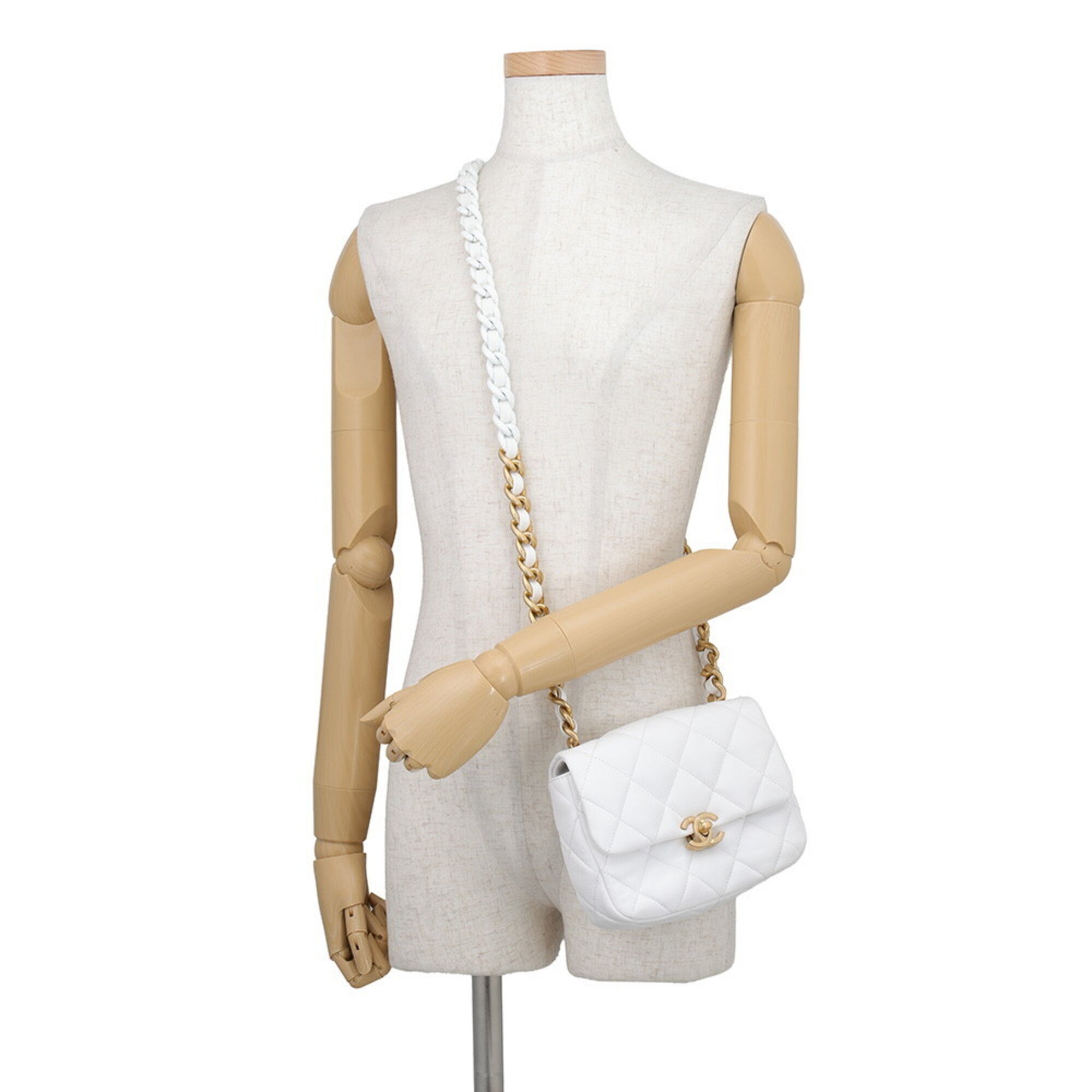 Chanel Matelasse White Leather Handbag Shoulder Bag (Pre-Owned)