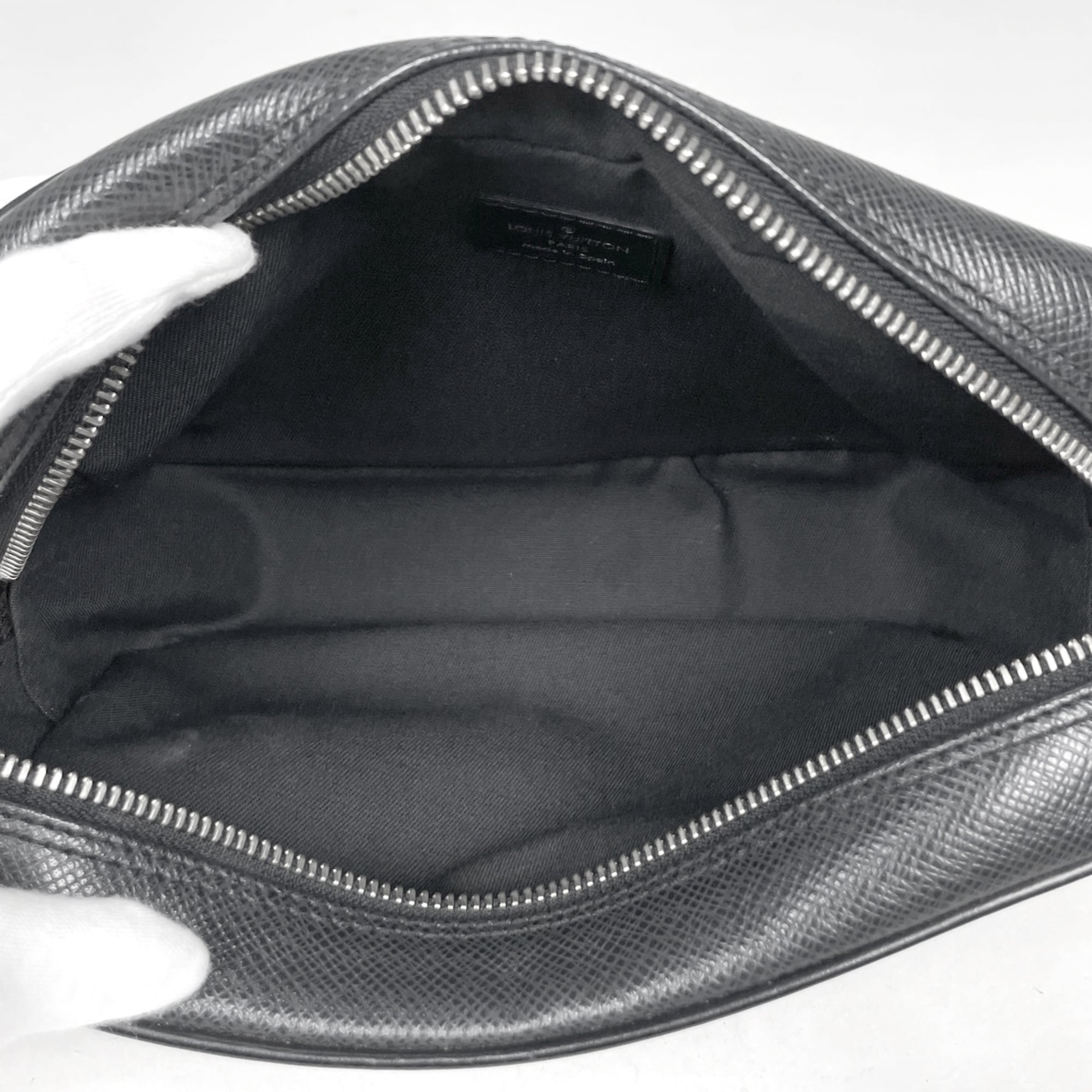 Louis Vuitton Ardoise Taiga Leather Clutch Bag (Pre-Owned)