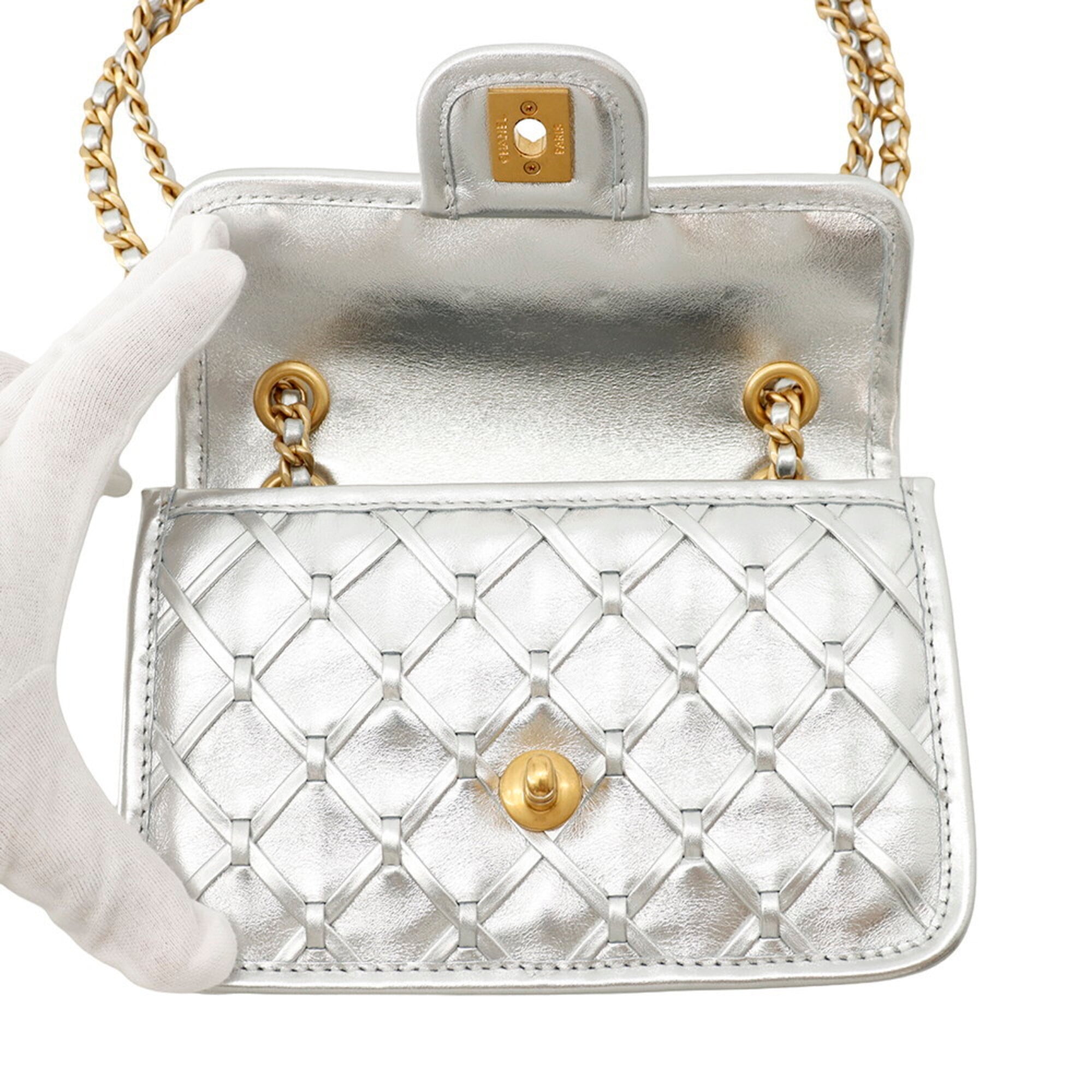Chanel Metallic Silver Leather Handbag Shoulder Bag (Pre-Owned)