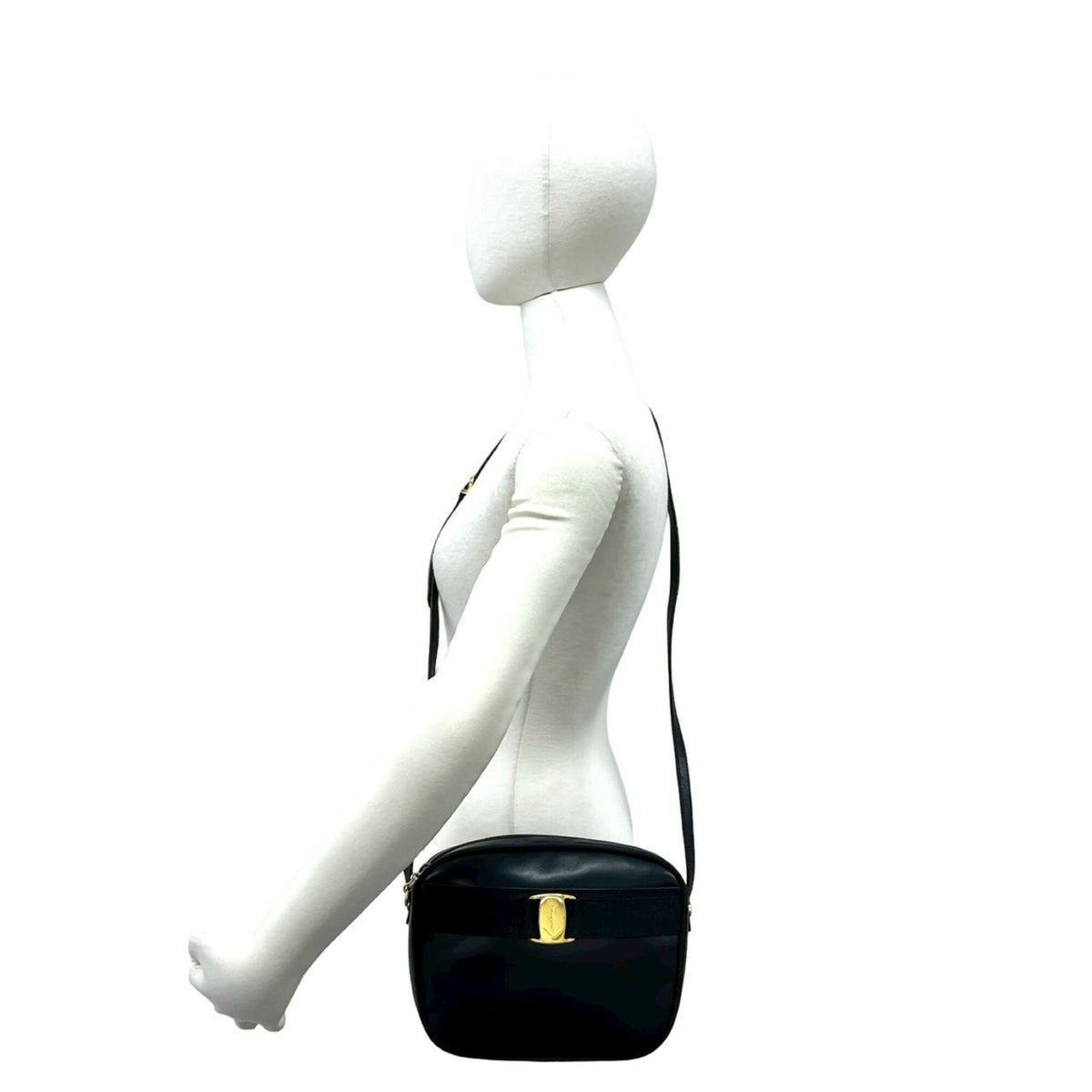 Salvatore Ferragamo Black Leather Shoulder Bag (Pre-Owned)