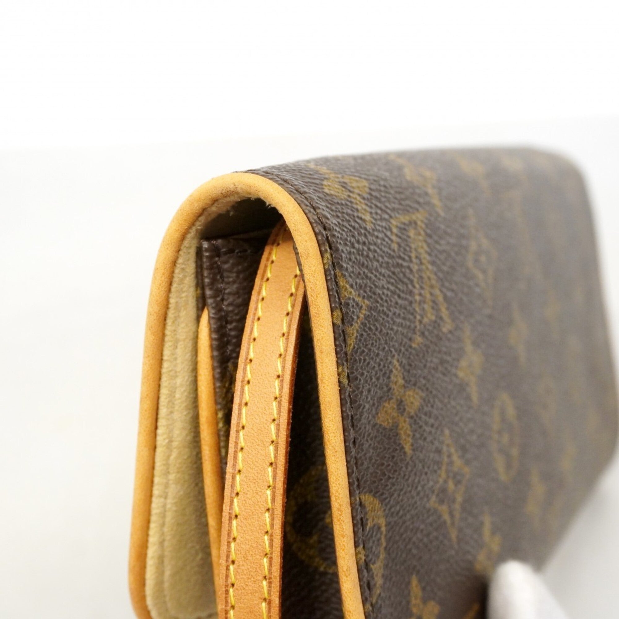 Louis Vuitton Brown Shoulder Bag (Pre-Owned)