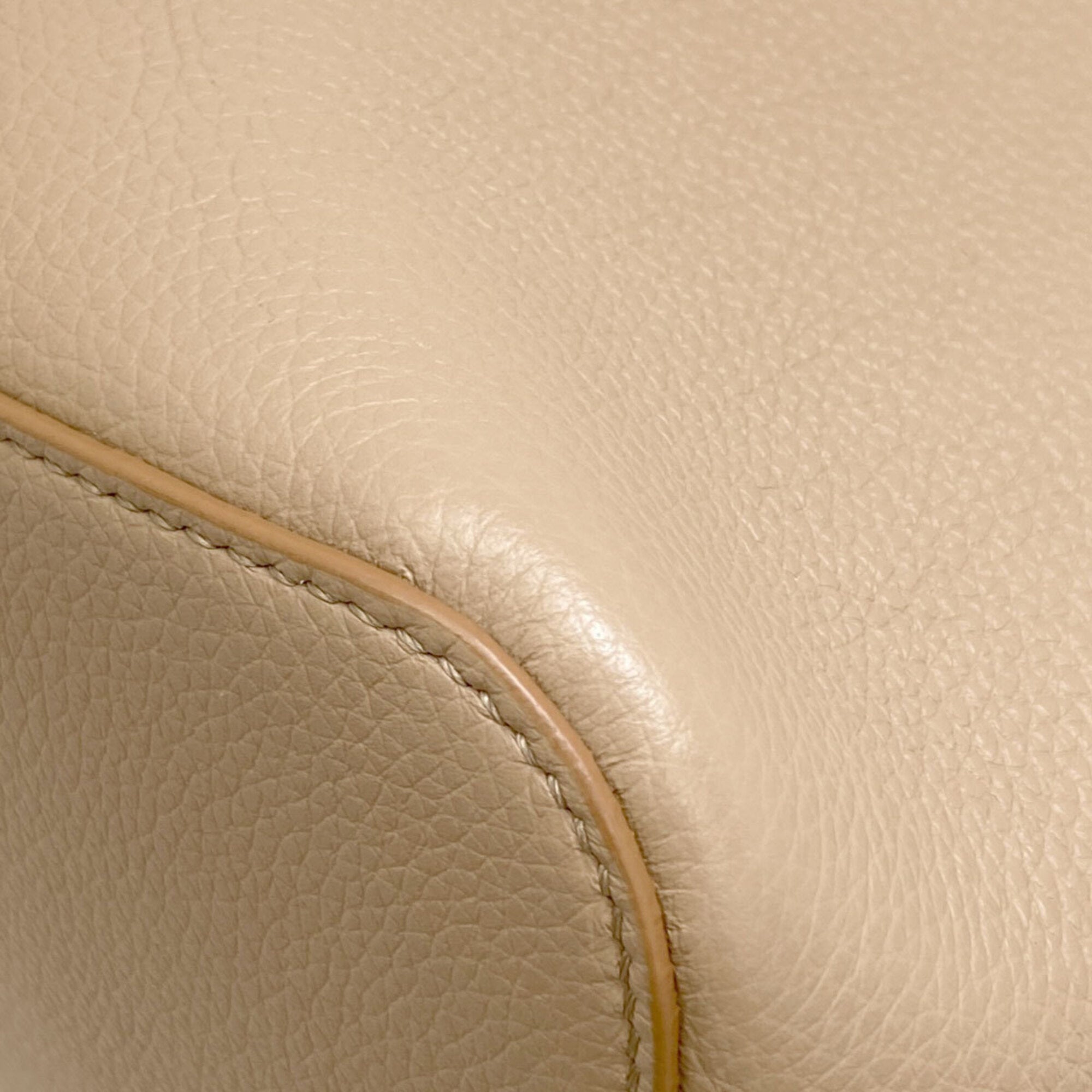 Loewe Sand Leather Handbag (Pre-Owned)