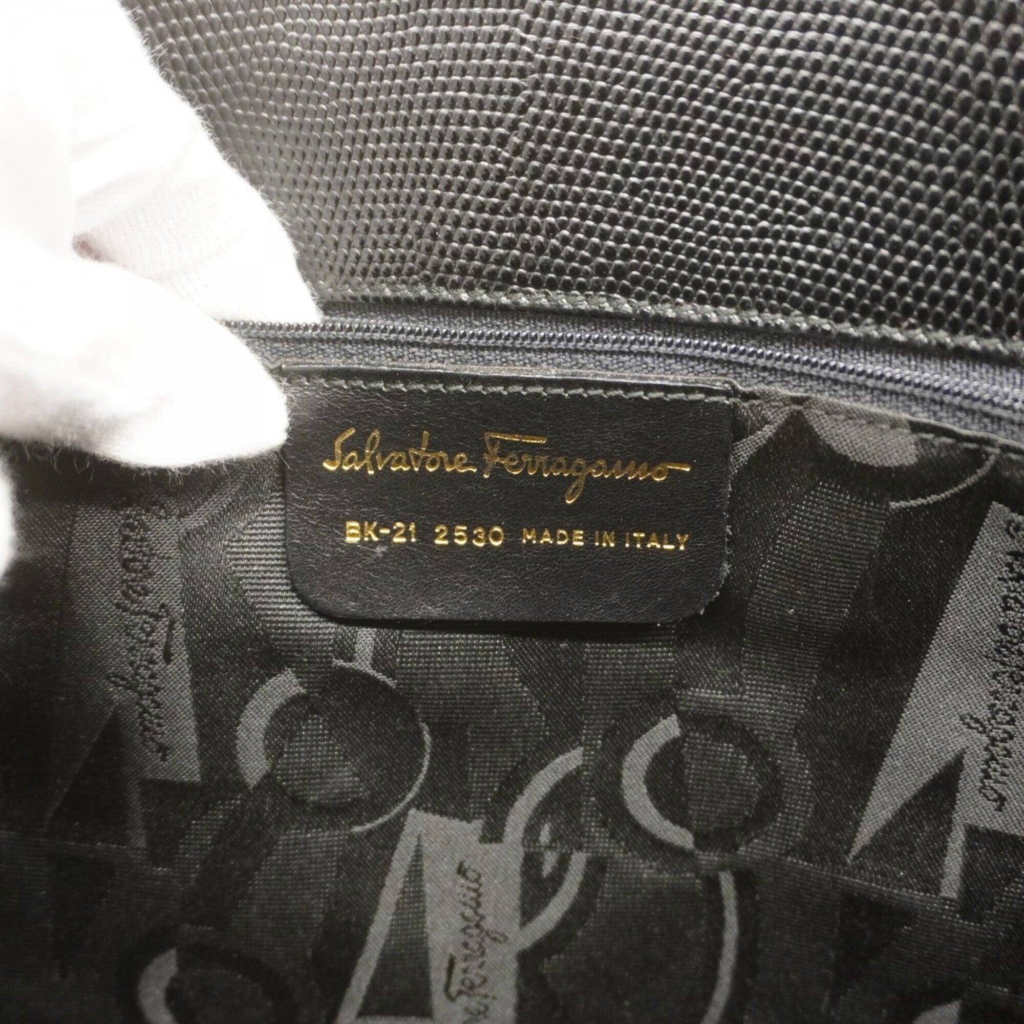 Salvatore Ferragamo Black Leather Shoulder Bag (Pre-Owned)