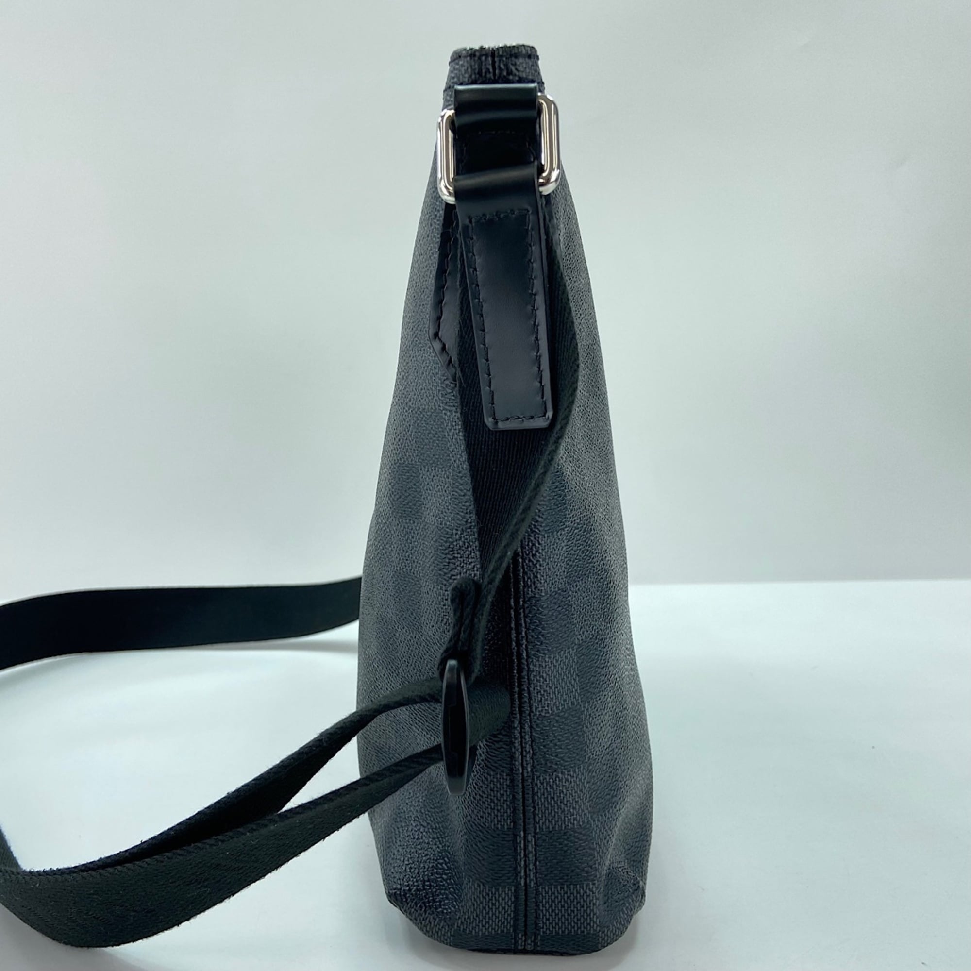 Louis Vuitton Black Shoulder Bag (Pre-Owned)