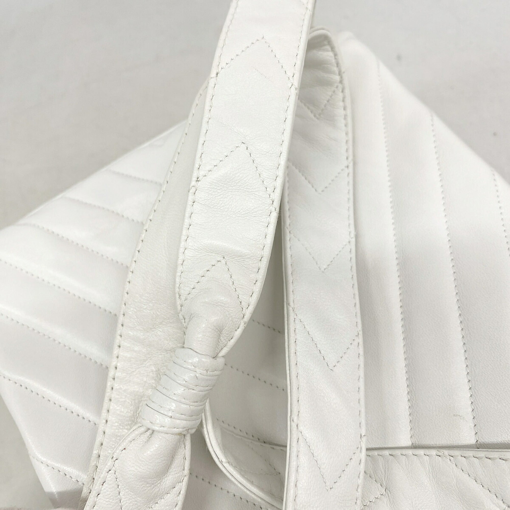 Chanel White Leather Shoulder Bag (Pre-Owned)