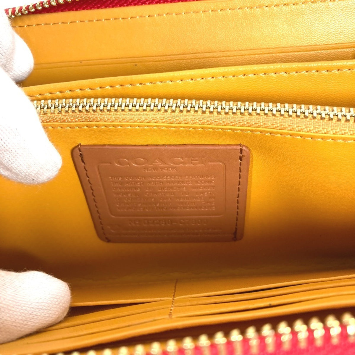 Coach Red Color White Leather Long Wallet (Bi-Fold) (Pre-Owned)