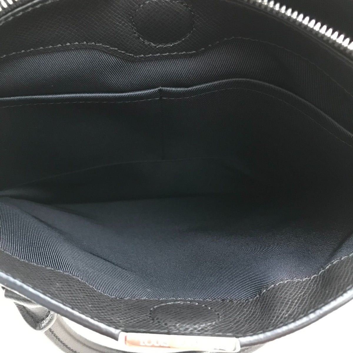 Louis Vuitton Taiga Black Noir Taiga Leather Handbag Shoulder Bag (Pre-Owned)
