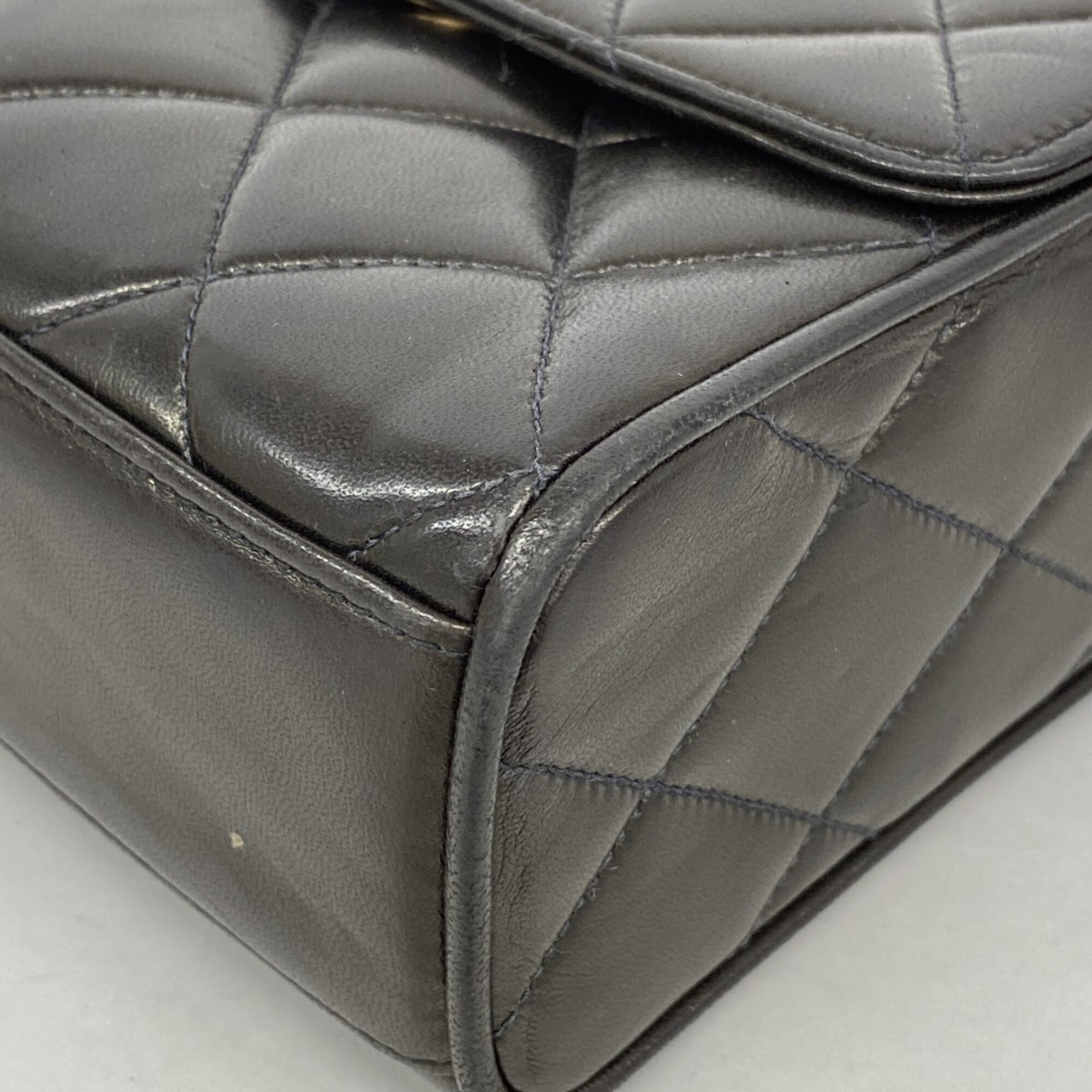 Chanel Black Leather Shoulder Bag (Pre-Owned)