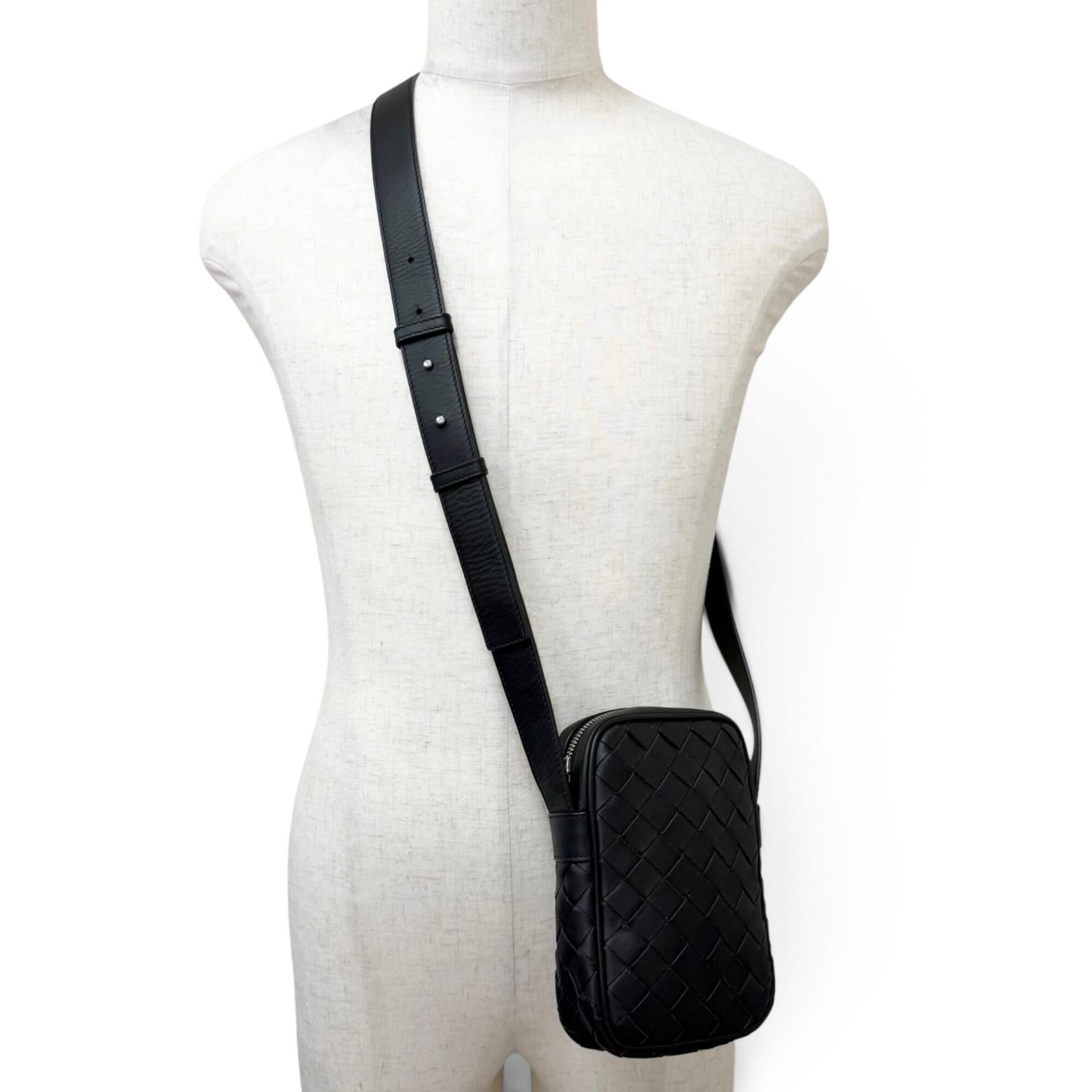 Bottega Veneta Black Leather Pouch Shoulder Bag (Pre-Owned)