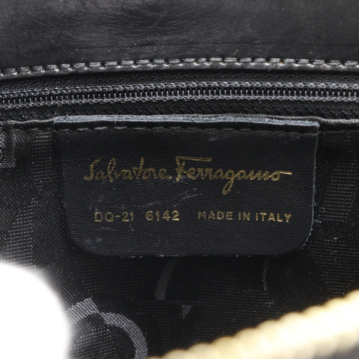Salvatore Ferragamo Black Leather Shoulder Bag (Pre-Owned)