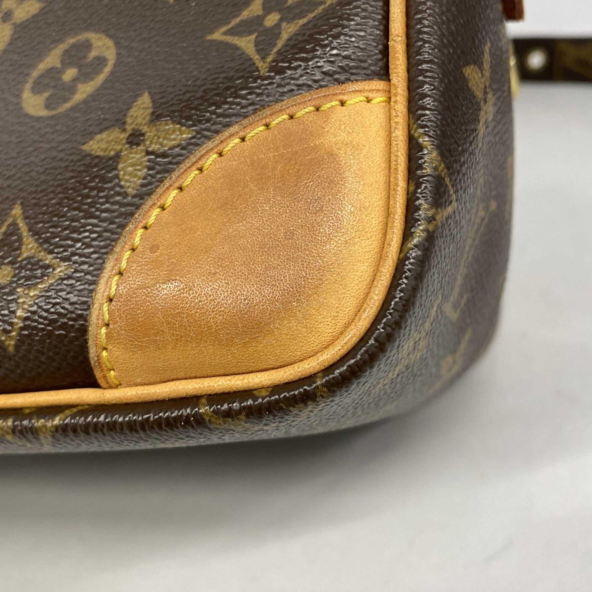 Louis Vuitton Brown Shoulder Bag (Pre-Owned)