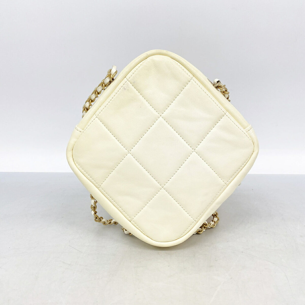 Chanel White Leather Shoulder Bag (Pre-Owned)