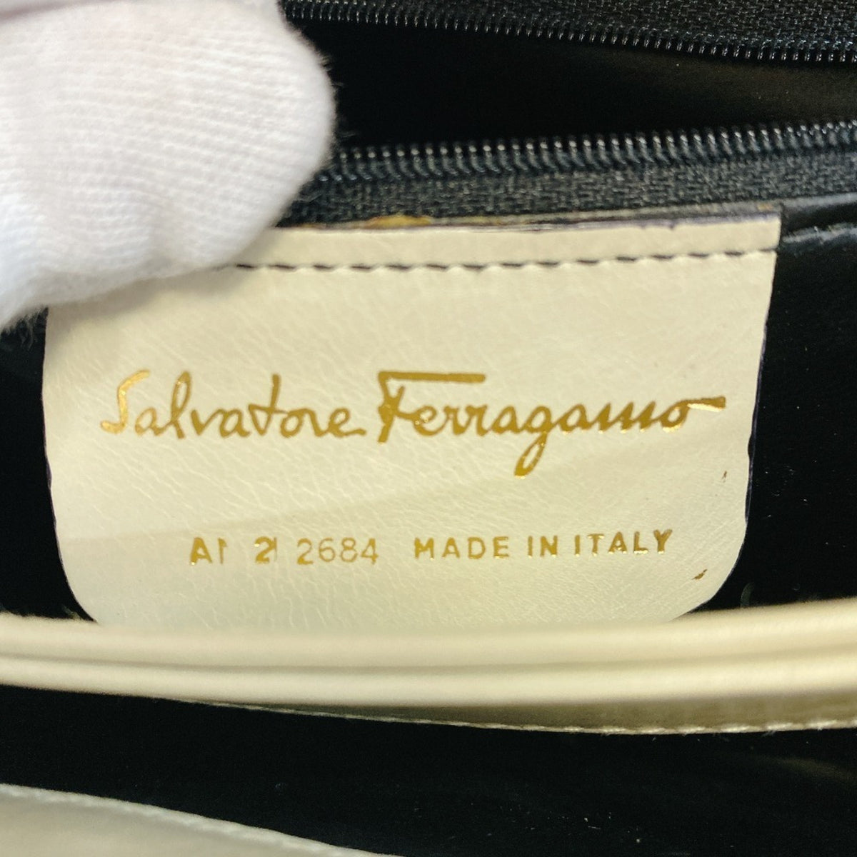 Salvatore Ferragamo Ivory White Leather Shoulder Bag (Pre-Owned)