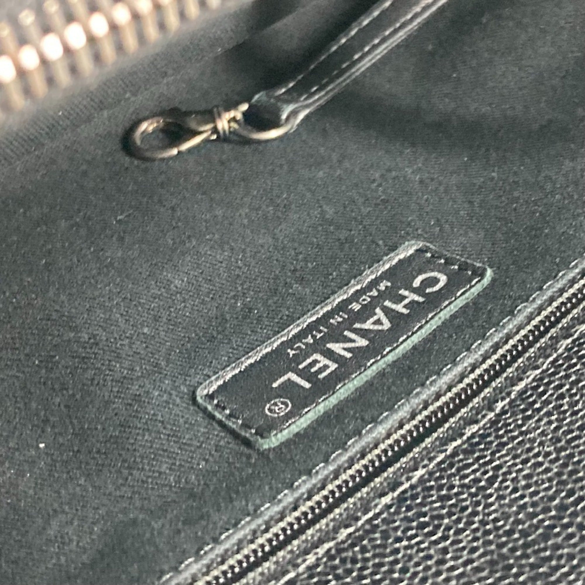 Chanel Black Leather Shoulder Bag (Pre-Owned)