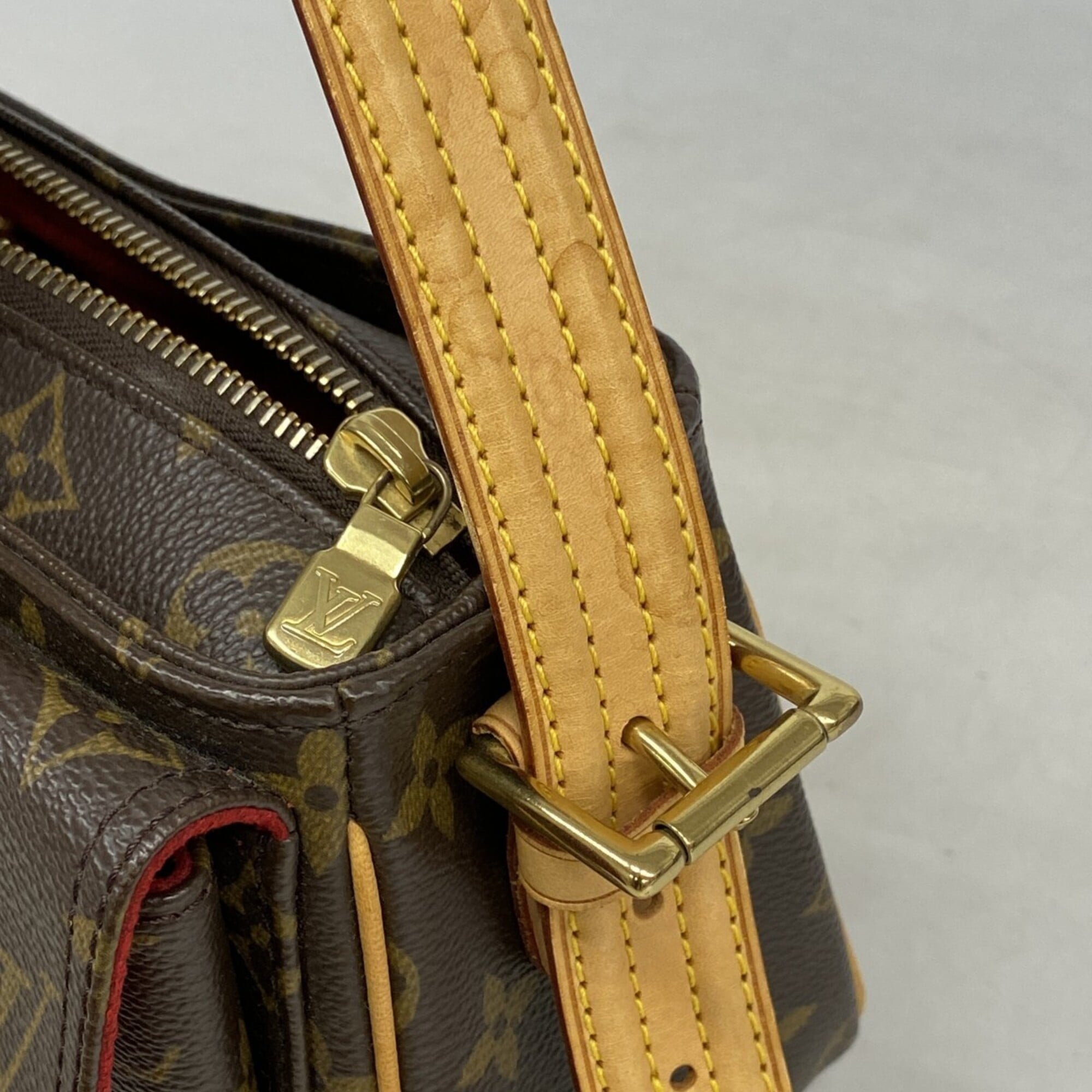Louis Vuitton Brown Shoulder Bag (Pre-Owned)