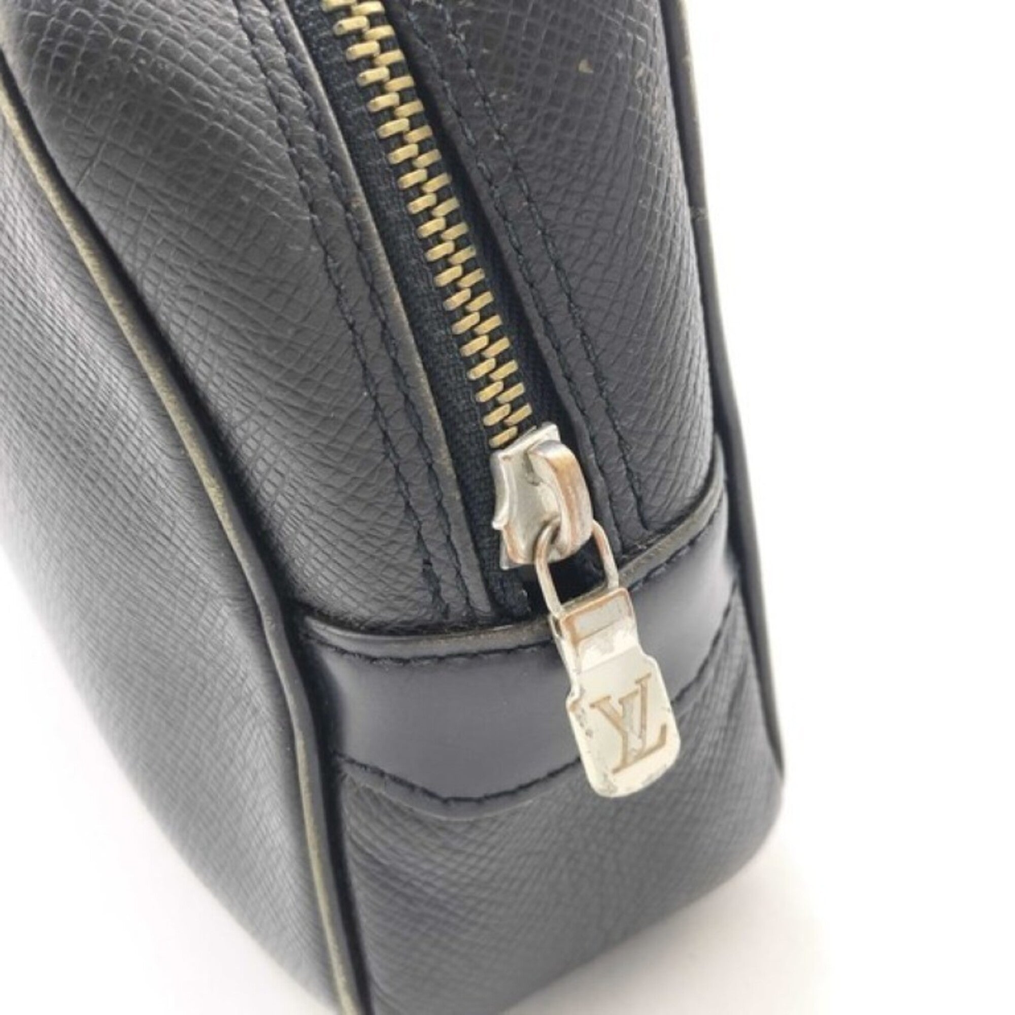 Louis Vuitton Taiga Ardoise Black Taiga Leather Handbag (Pre-Owned)