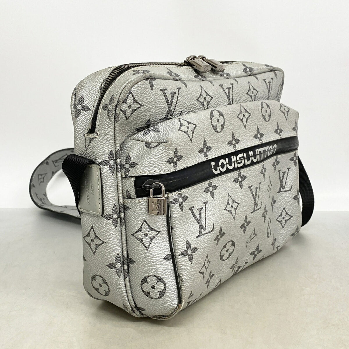 Louis Vuitton Silver Shoulder Bag (Pre-Owned)