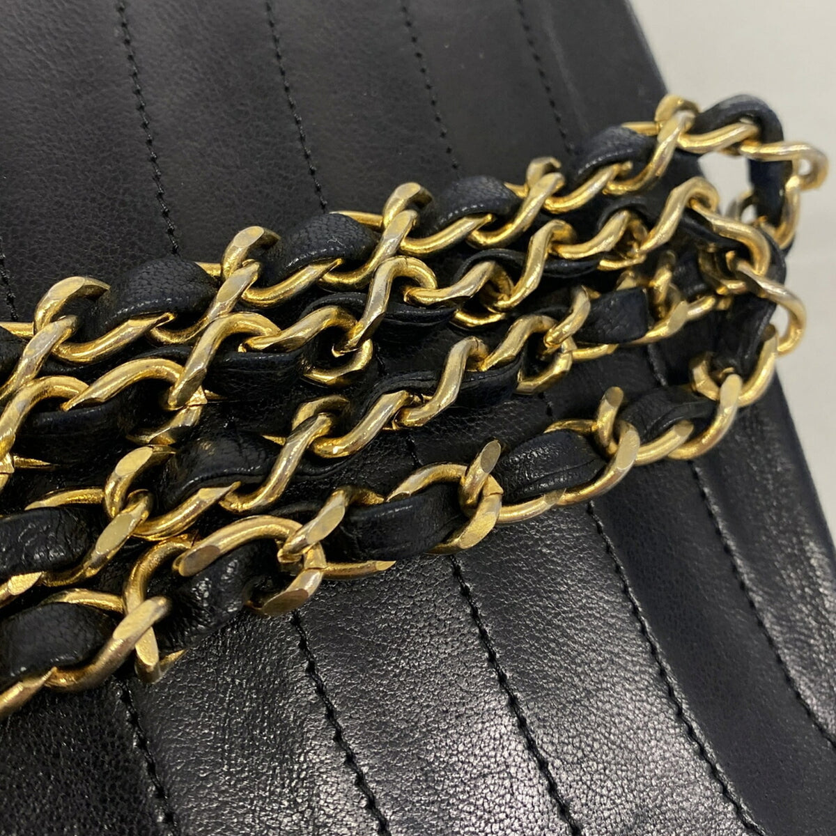 Chanel Black Leather Shoulder Bag (Pre-Owned)