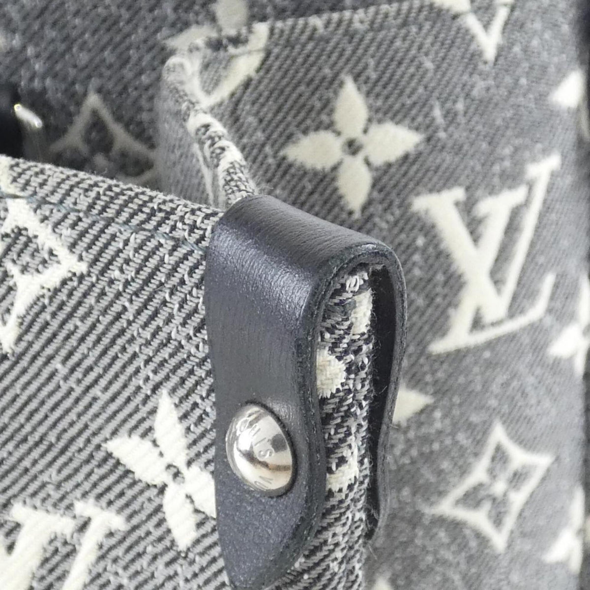 Louis Vuitton Gris Canvas Handbag (Pre-Owned)