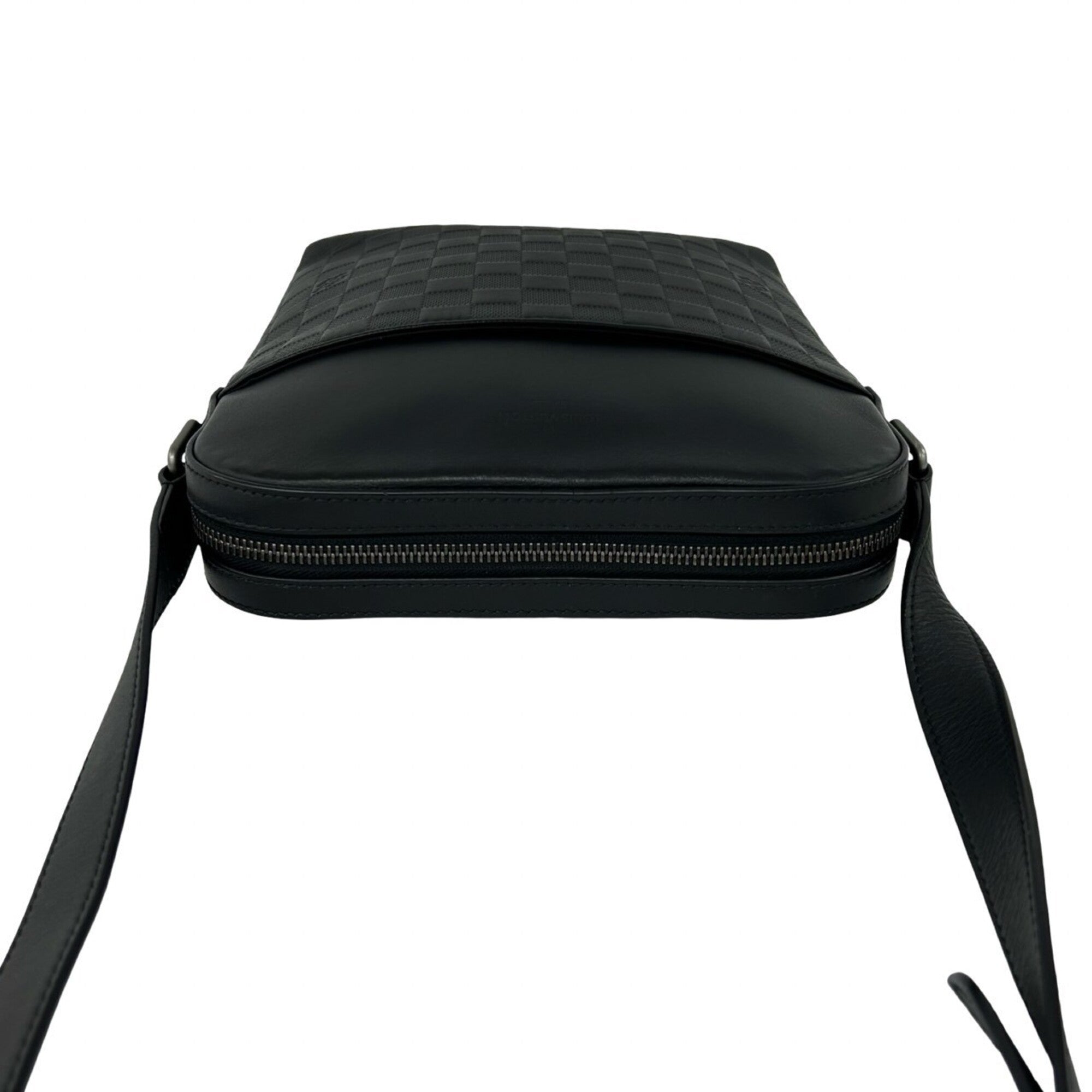 Louis Vuitton Black Leather Pochette Shoulder Bag (Pre-Owned)