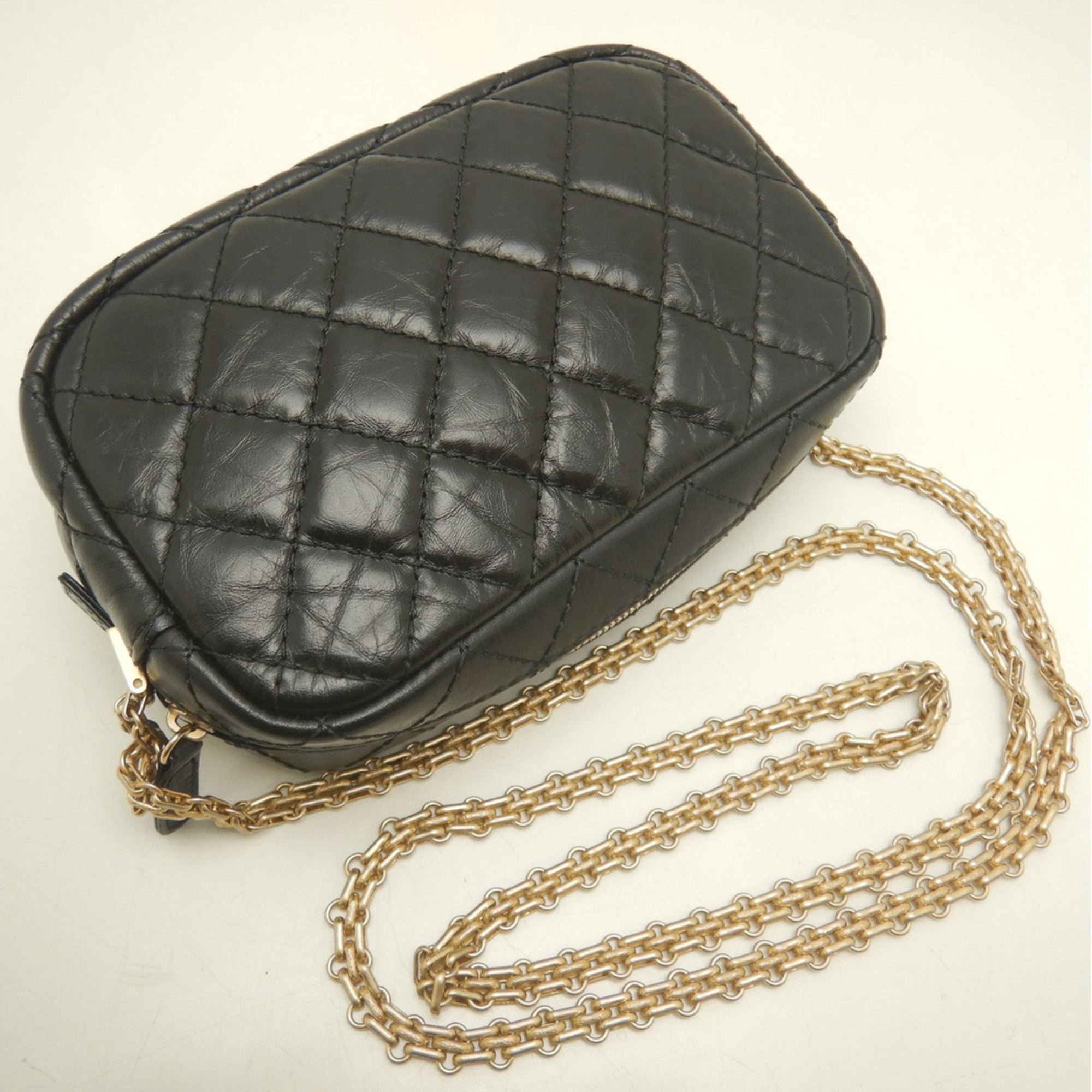 Chanel Black Leather Shoulder Bag (Pre-Owned)