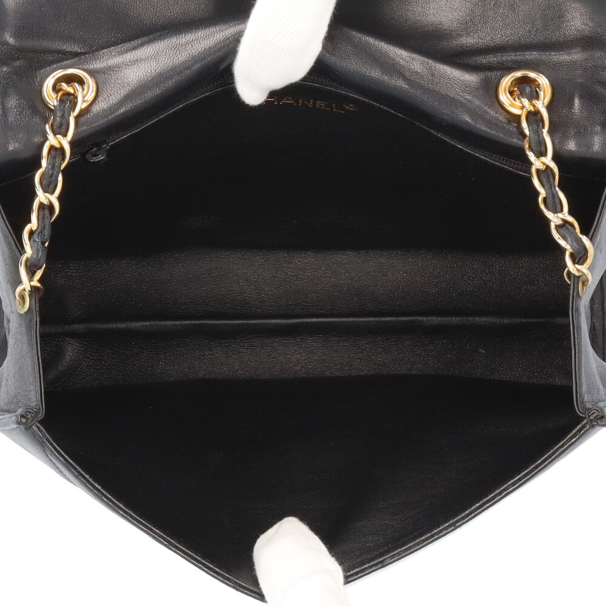 Chanel Black Leather Shoulder Bag (Pre-Owned)