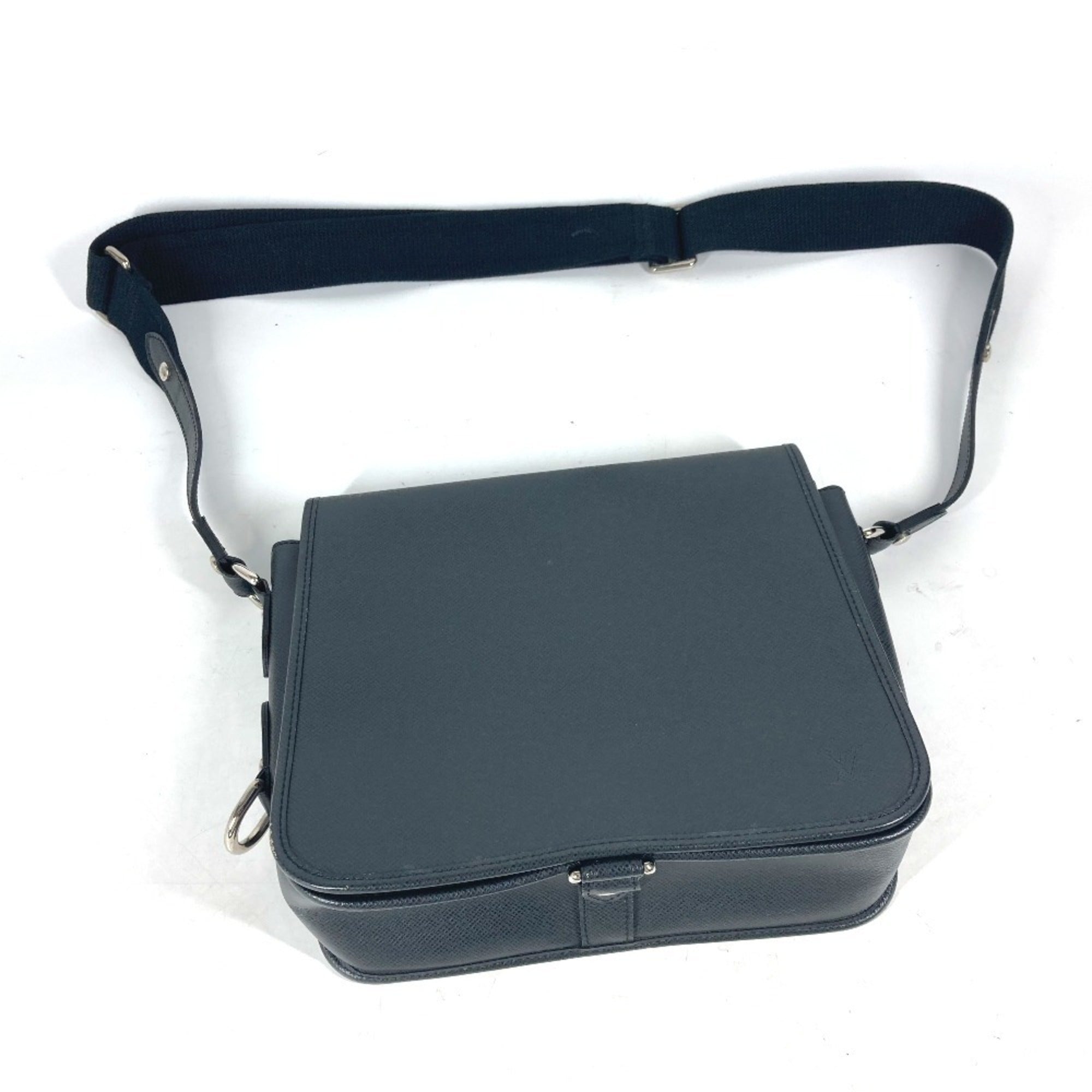 Louis Vuitton Ardoise Black Taiga Leather Messenger Bag Shoulder Bag (Pre-Owned)