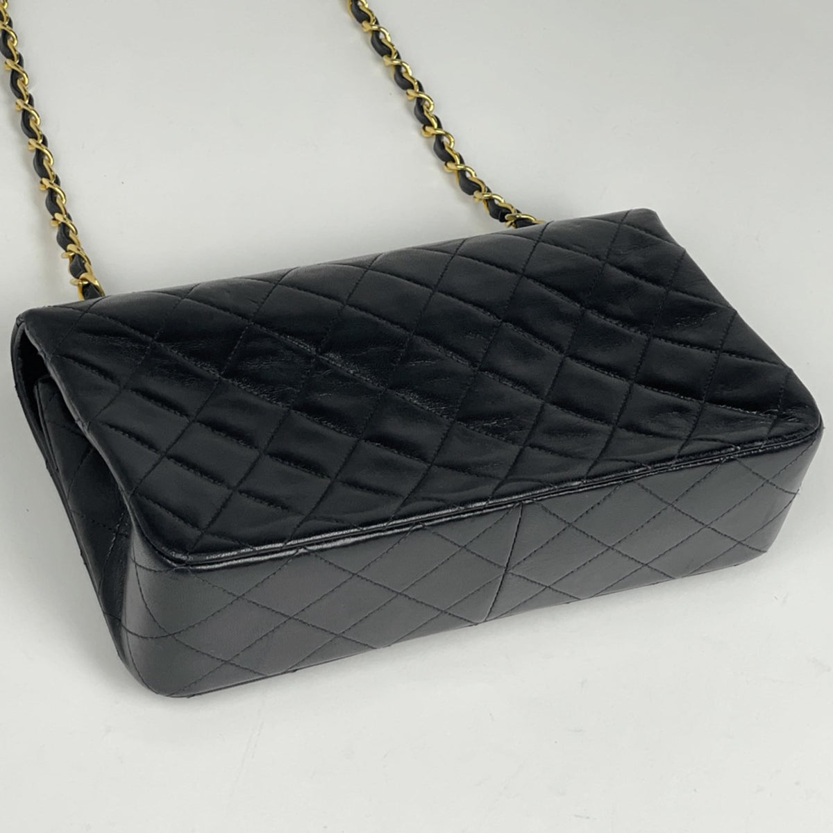 Chanel Matelasse Black Leather Shoulder Bag (Pre-Owned)