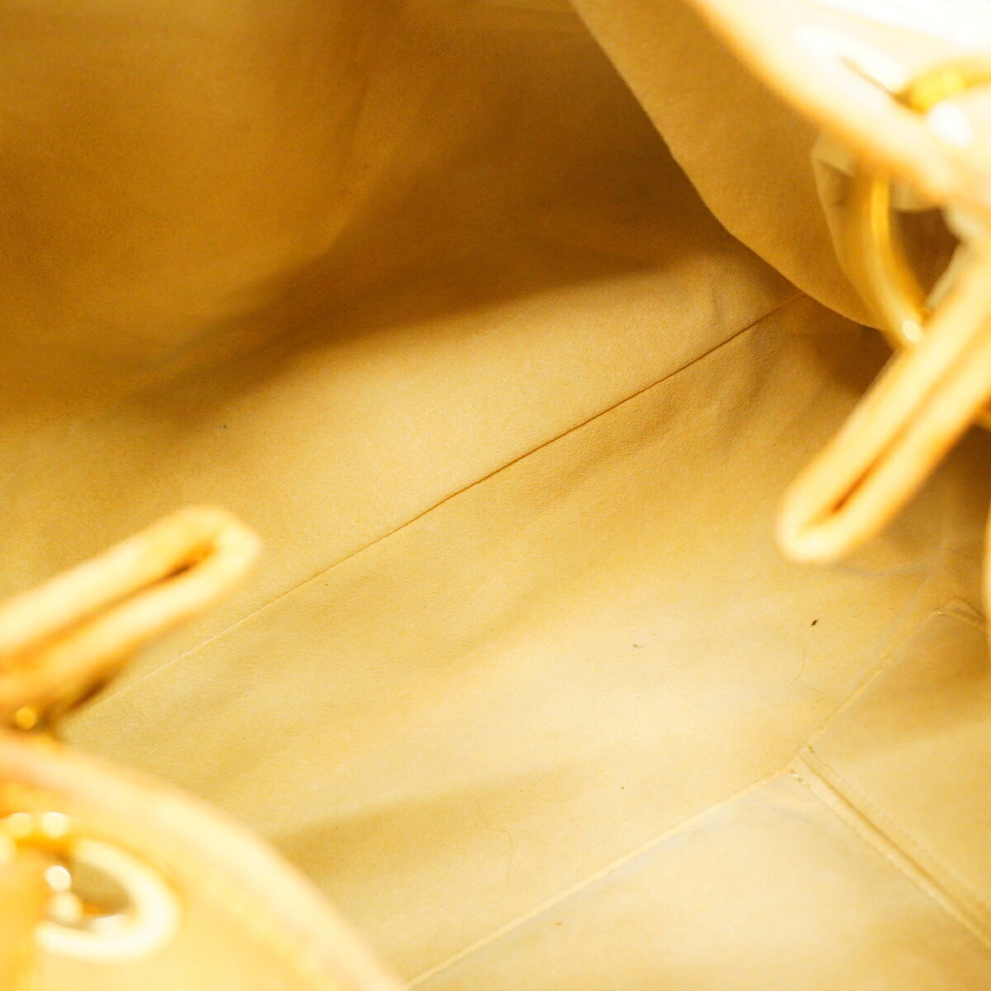 Louis Vuitton White Shoulder Bag (Pre-Owned)