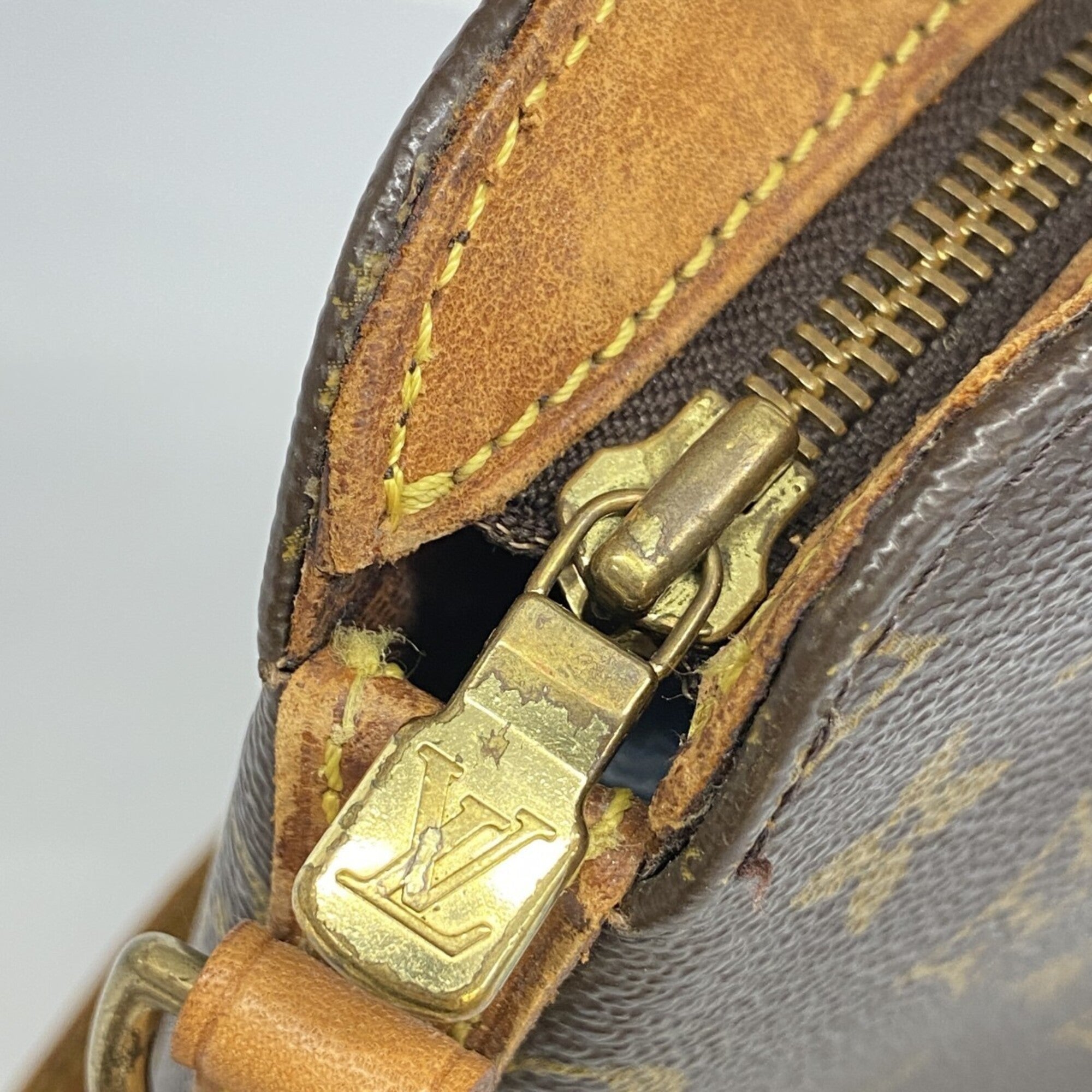 Louis Vuitton Brown Shoulder Bag (Pre-Owned)