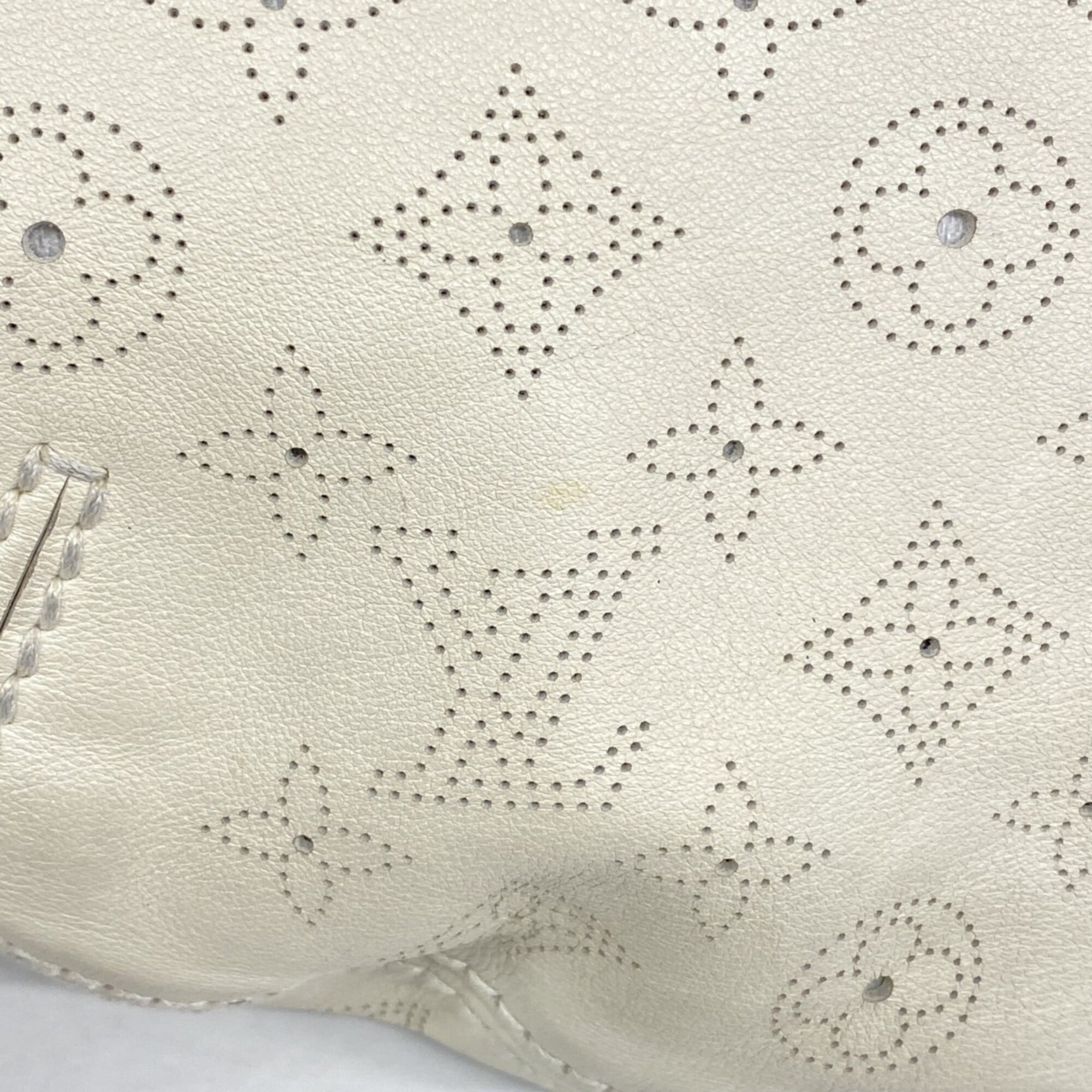Louis Vuitton Blanc Shoulder Bag (Pre-Owned)