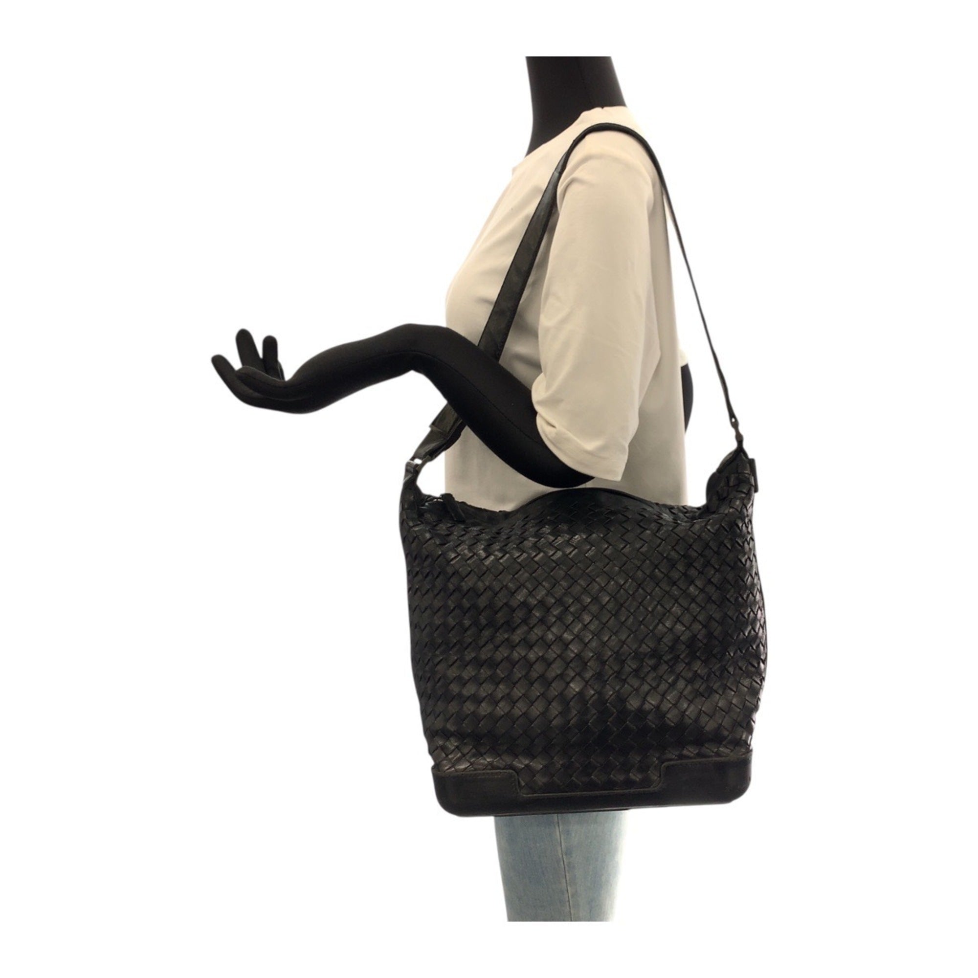 Bottega Veneta Black Leather Shoulder Bag (Pre-Owned)